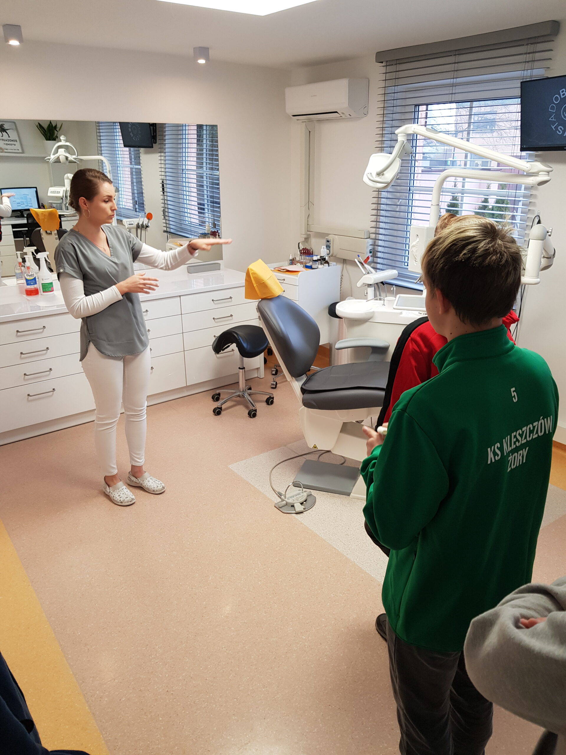 Zdjęcie przedstawia uczniów klasy 7a podczas wycieczki do gabinetu stomatologicznego.