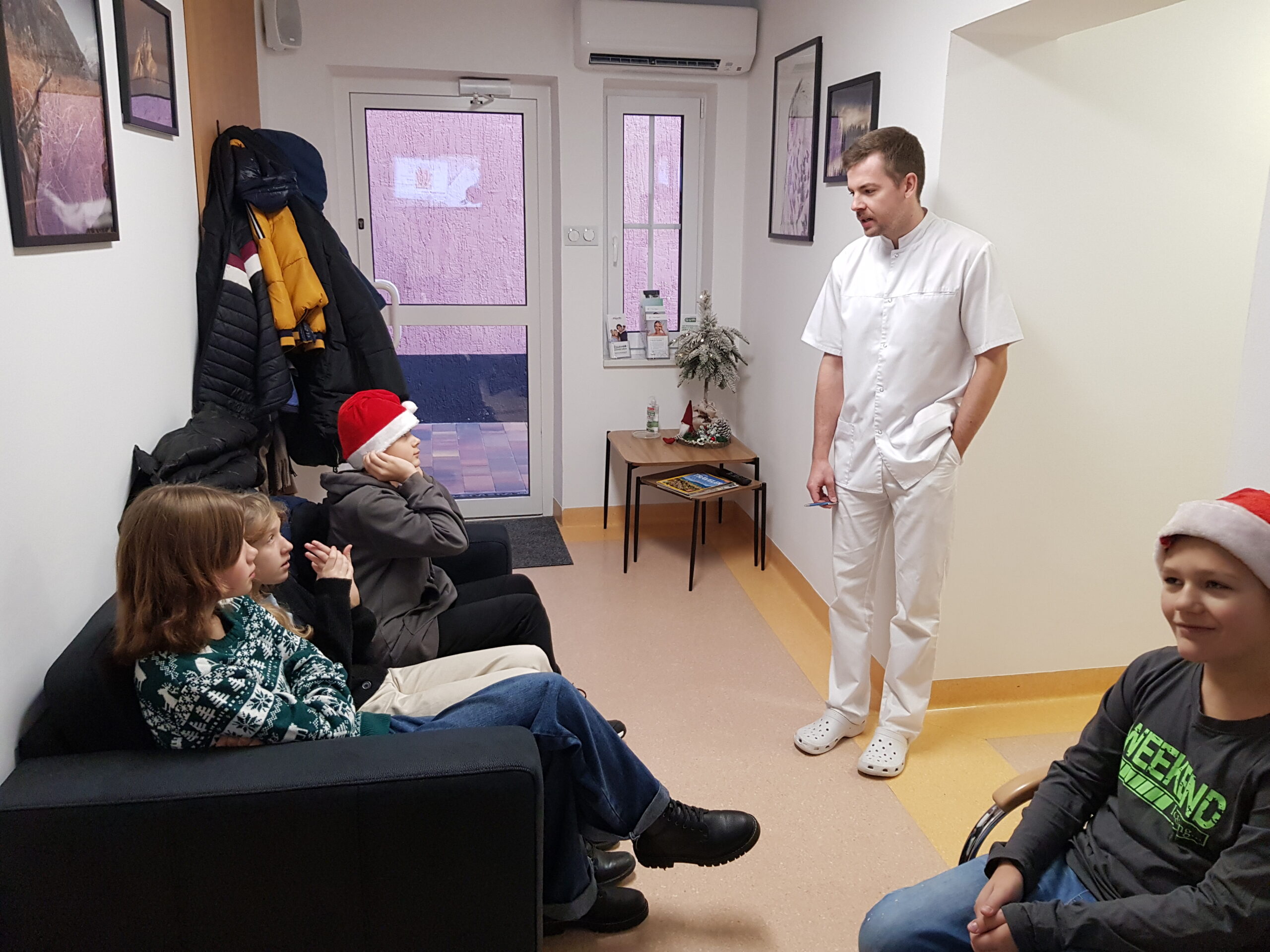 Zdjęcie przedstawia uczniów klasy 7a podczas wycieczki do gabinetu stomatologicznego.