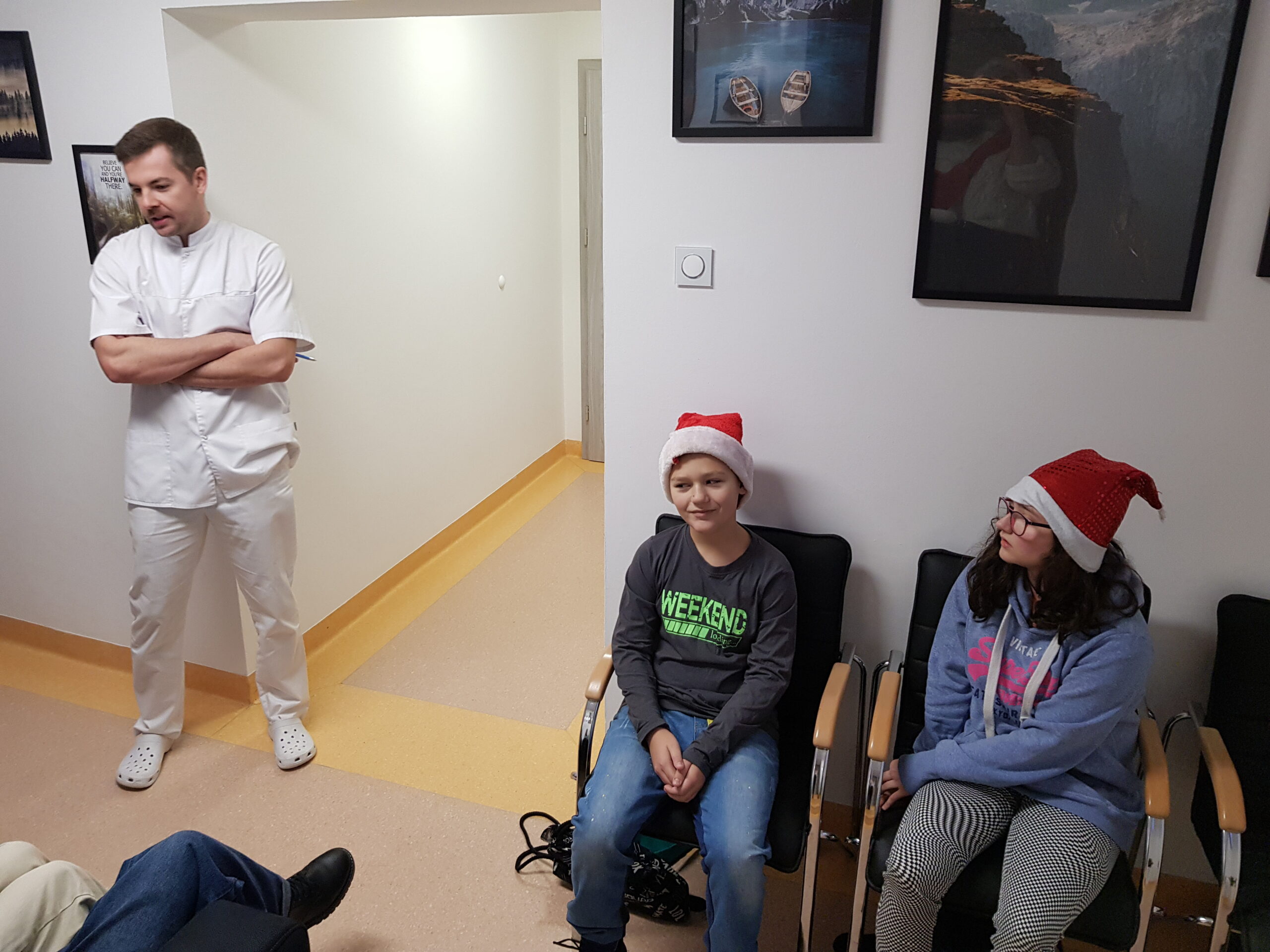 Zdjęcie przedstawia uczniów klasy 7a podczas wycieczki do gabinetu stomatologicznego.