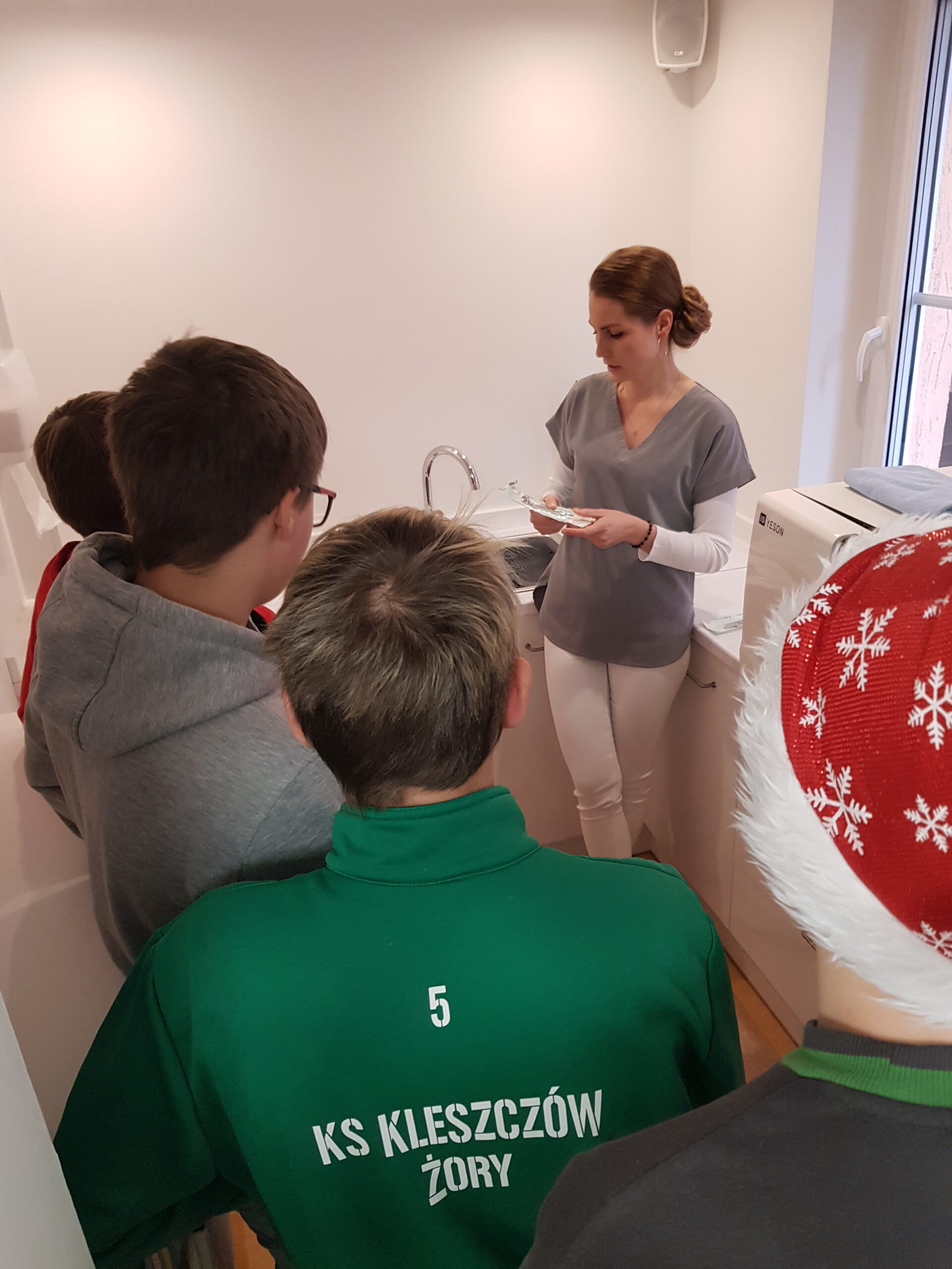 Zdjęcie przedstawia uczniów klasy 7a podczas wycieczki do gabinetu stomatologicznego.