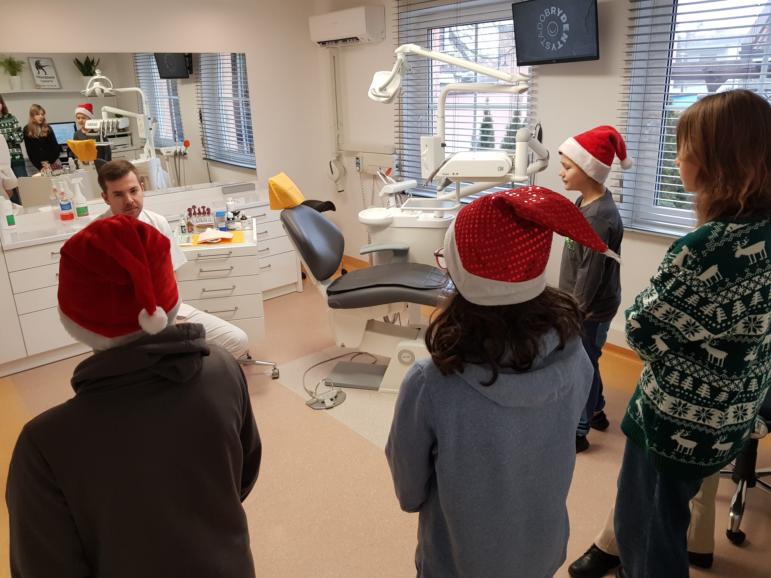 Zdjęcie przedstawia uczniów klasy 7a podczas wycieczki do gabinetu stomatologicznego.