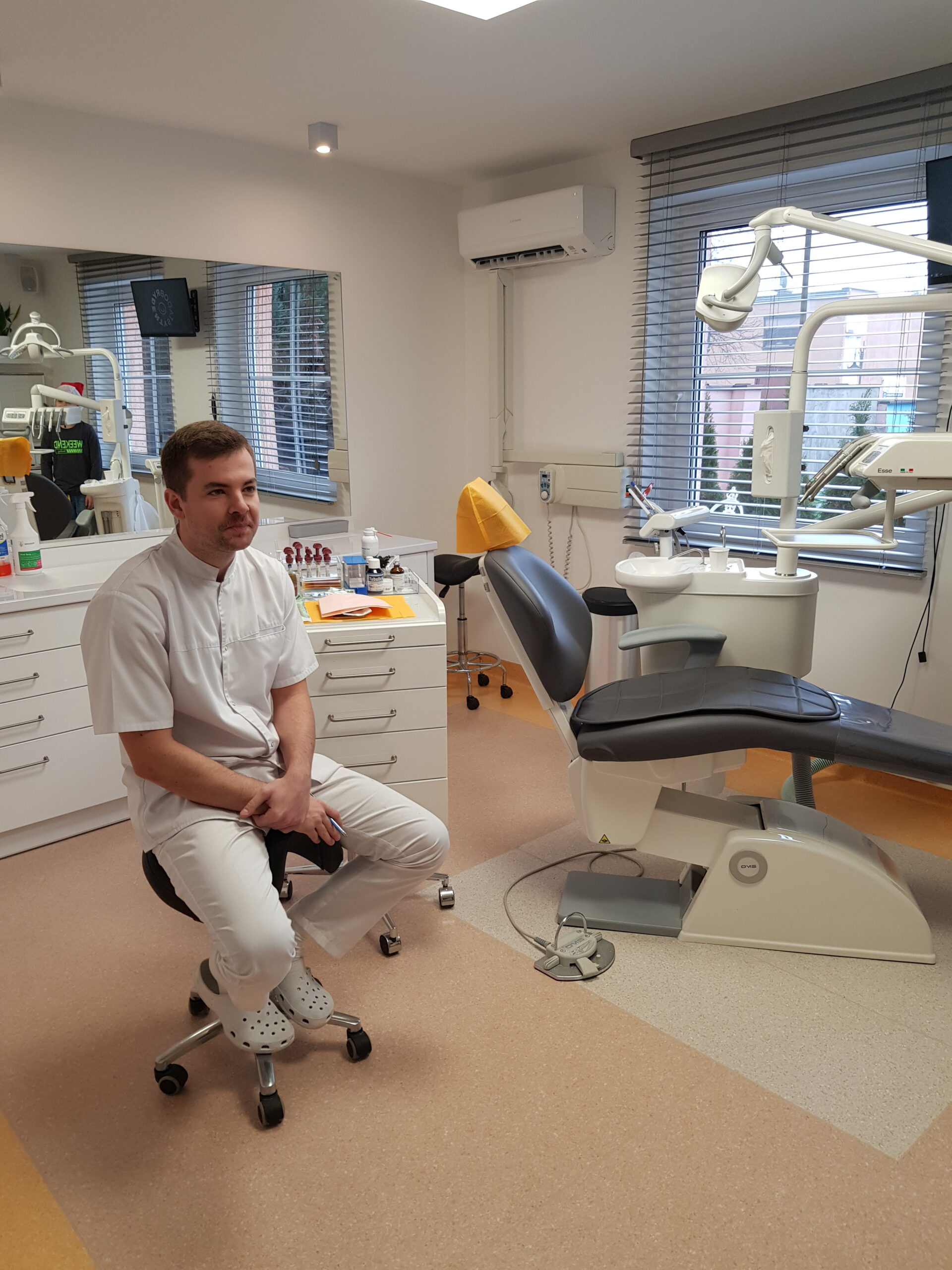 Zdjęcie przedstawia uczniów klasy 7a podczas wycieczki do gabinetu stomatologicznego.