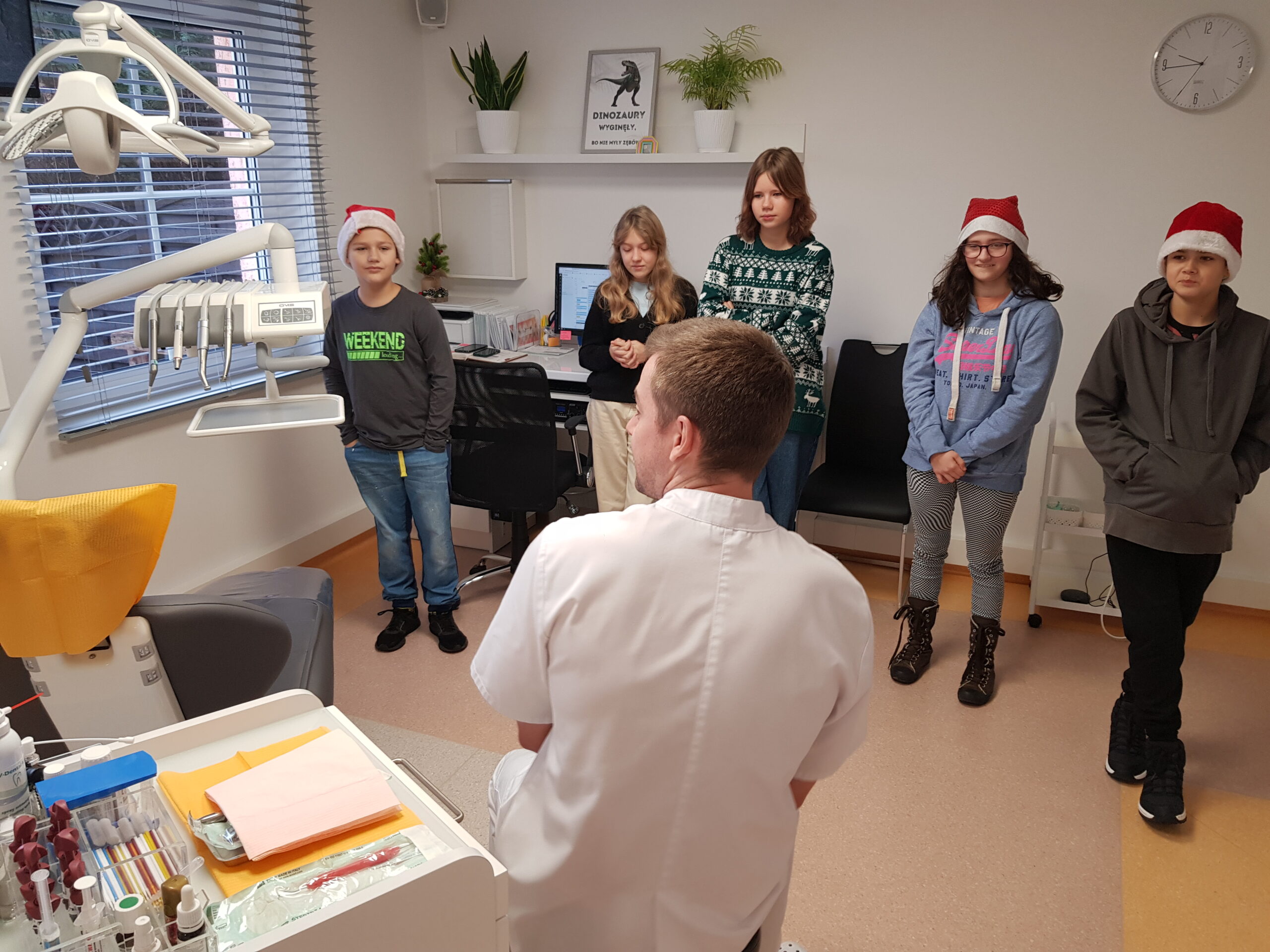Zdjęcie przedstawia uczniów klasy 7a podczas wycieczki do gabinetu stomatologicznego.