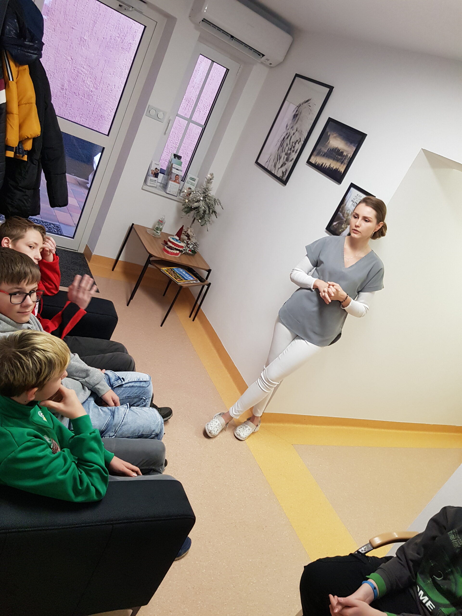 Zdjęcie przedstawia uczniów klasy 7a podczas wycieczki do gabinetu stomatologicznego.