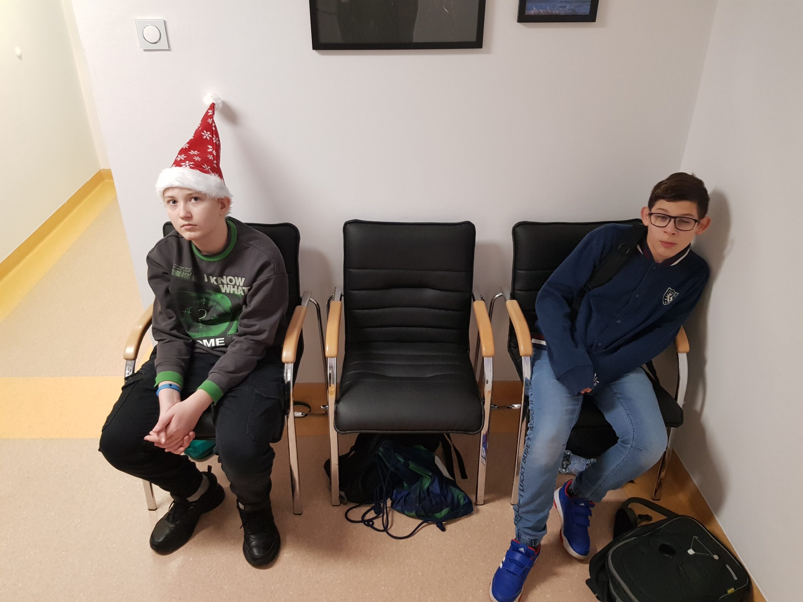 Zdjęcie przedstawia uczniów klasy 7a podczas wycieczki do gabinetu stomatologicznego.