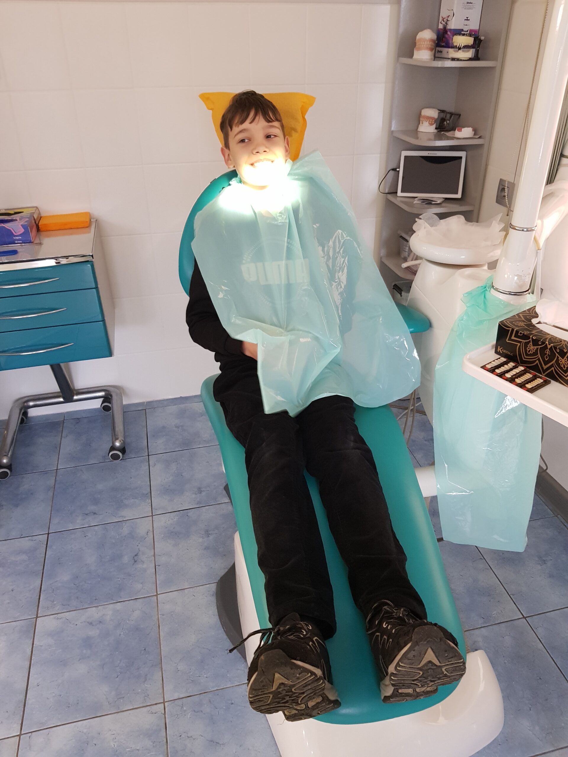 Zdjęcie przedstawia uczniów klasy 7a podczas wycieczki do gabinetu stomatologicznego.