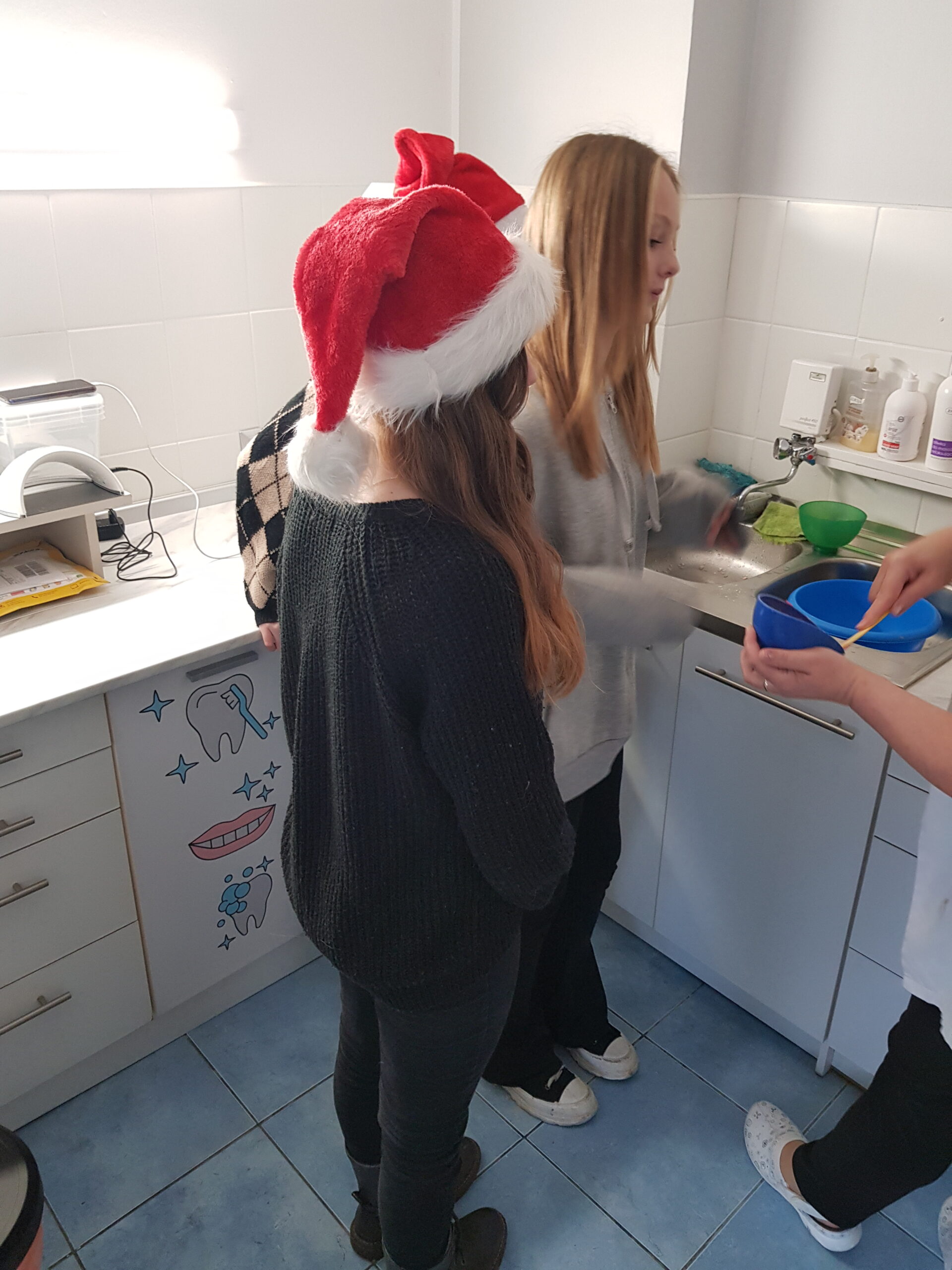 Zdjęcie przedstawia uczniów klasy 7a podczas wycieczki do gabinetu stomatologicznego.