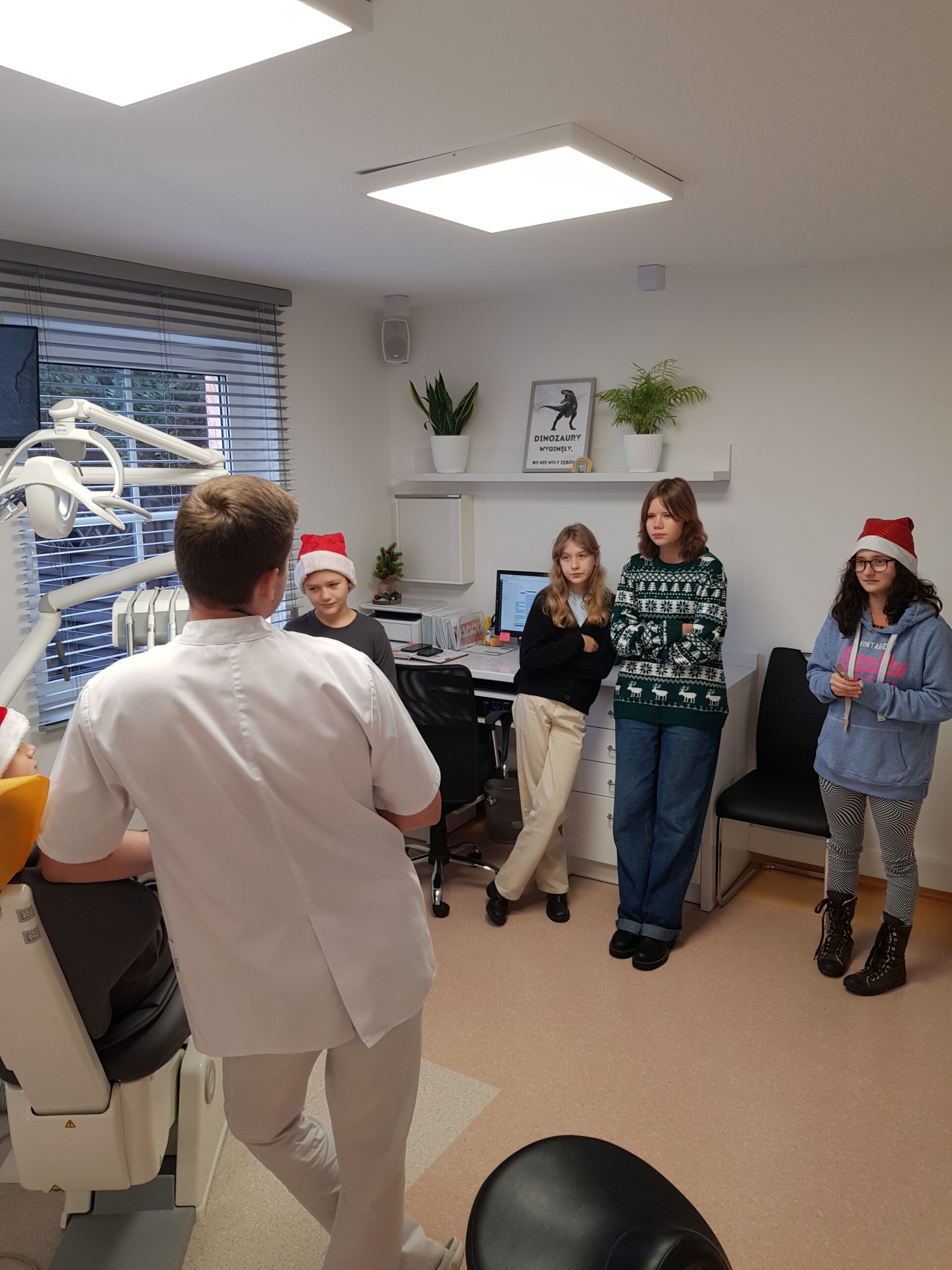 Zdjęcie przedstawia uczniów klasy 7a podczas wycieczki do gabinetu stomatologicznego.