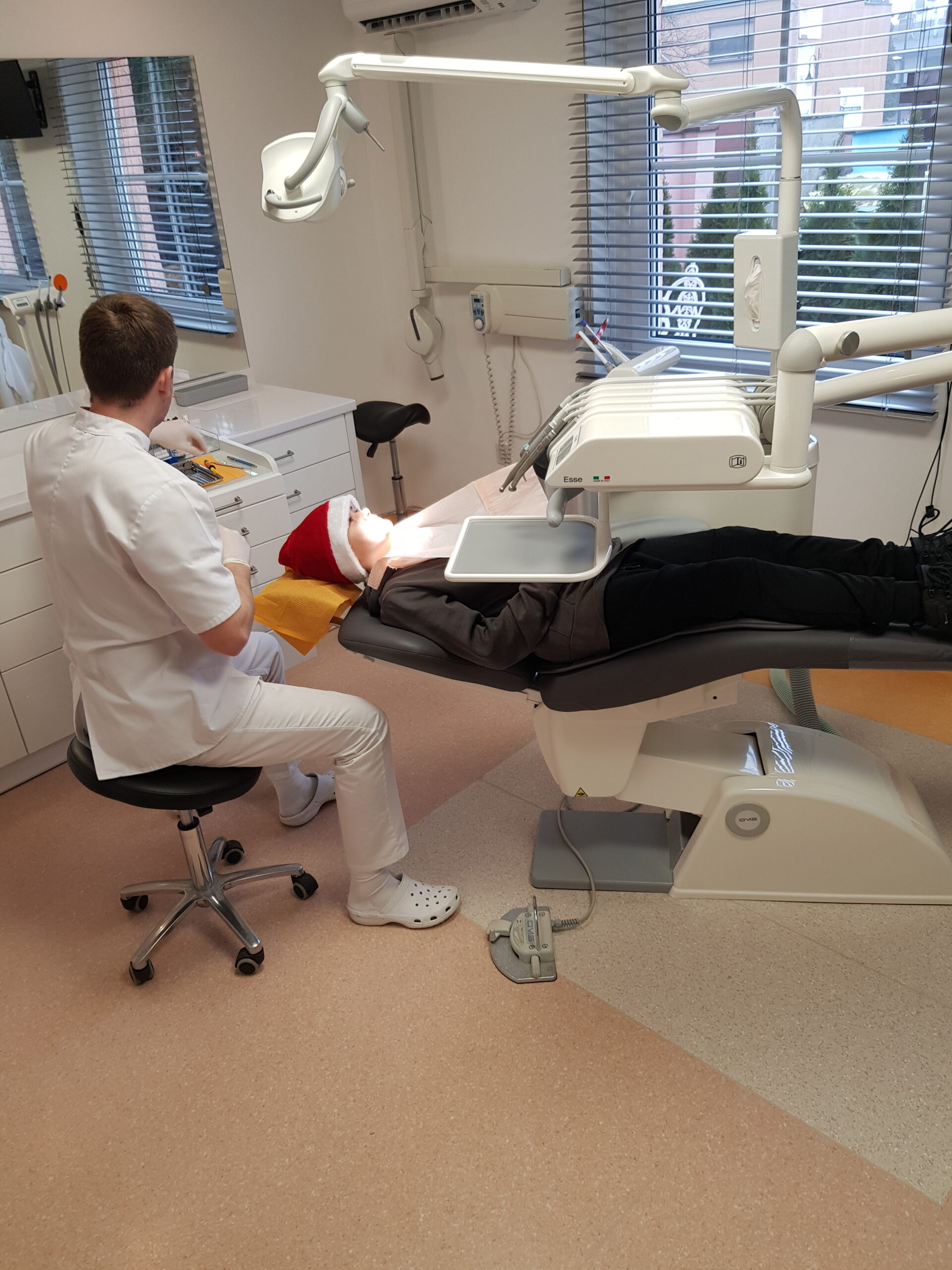 Zdjęcie przedstawia uczniów klasy 7a podczas wycieczki do gabinetu stomatologicznego.