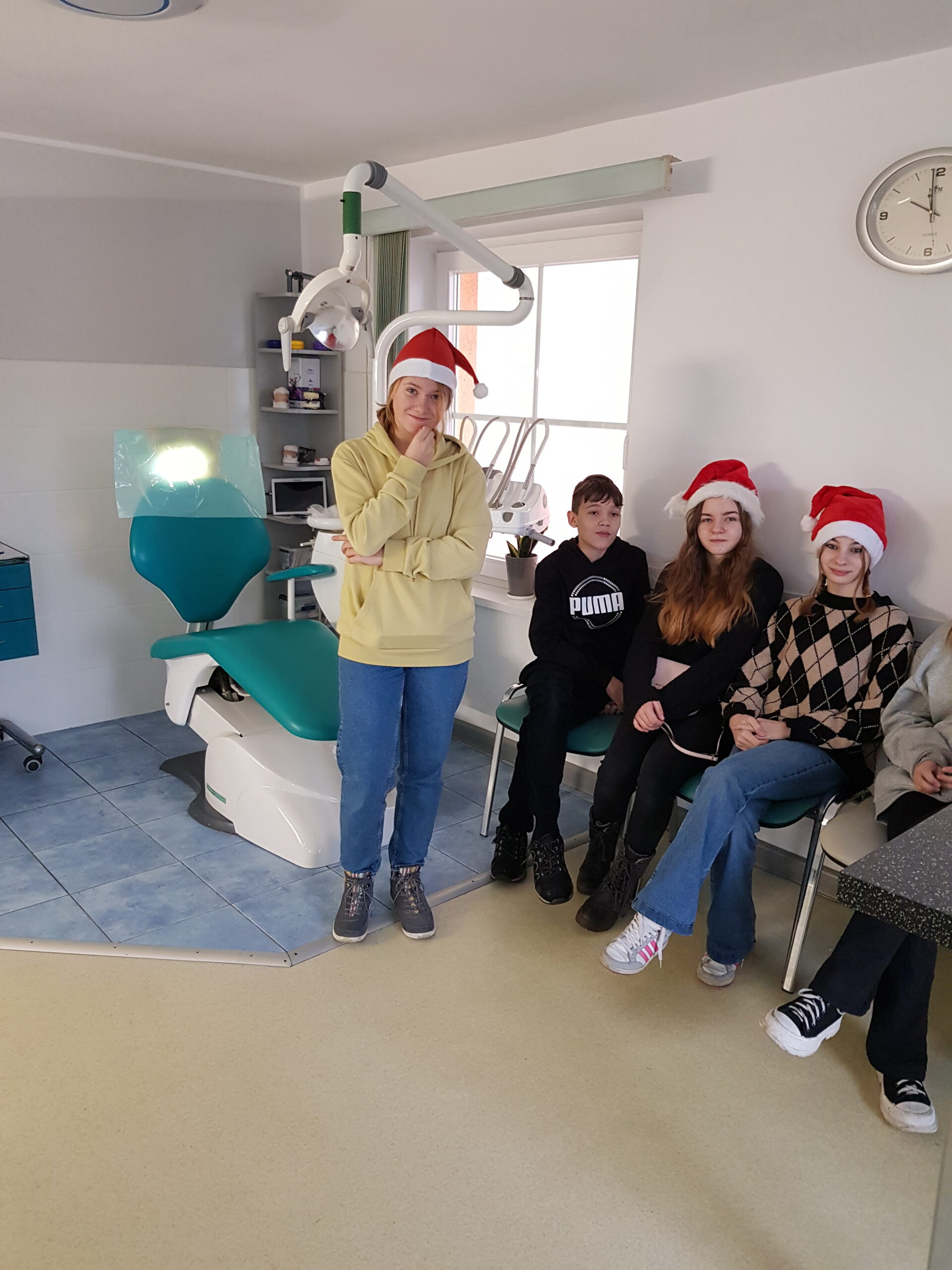 Zdjęcie przedstawia uczniów klasy 7a podczas wycieczki do gabinetu stomatologicznego.