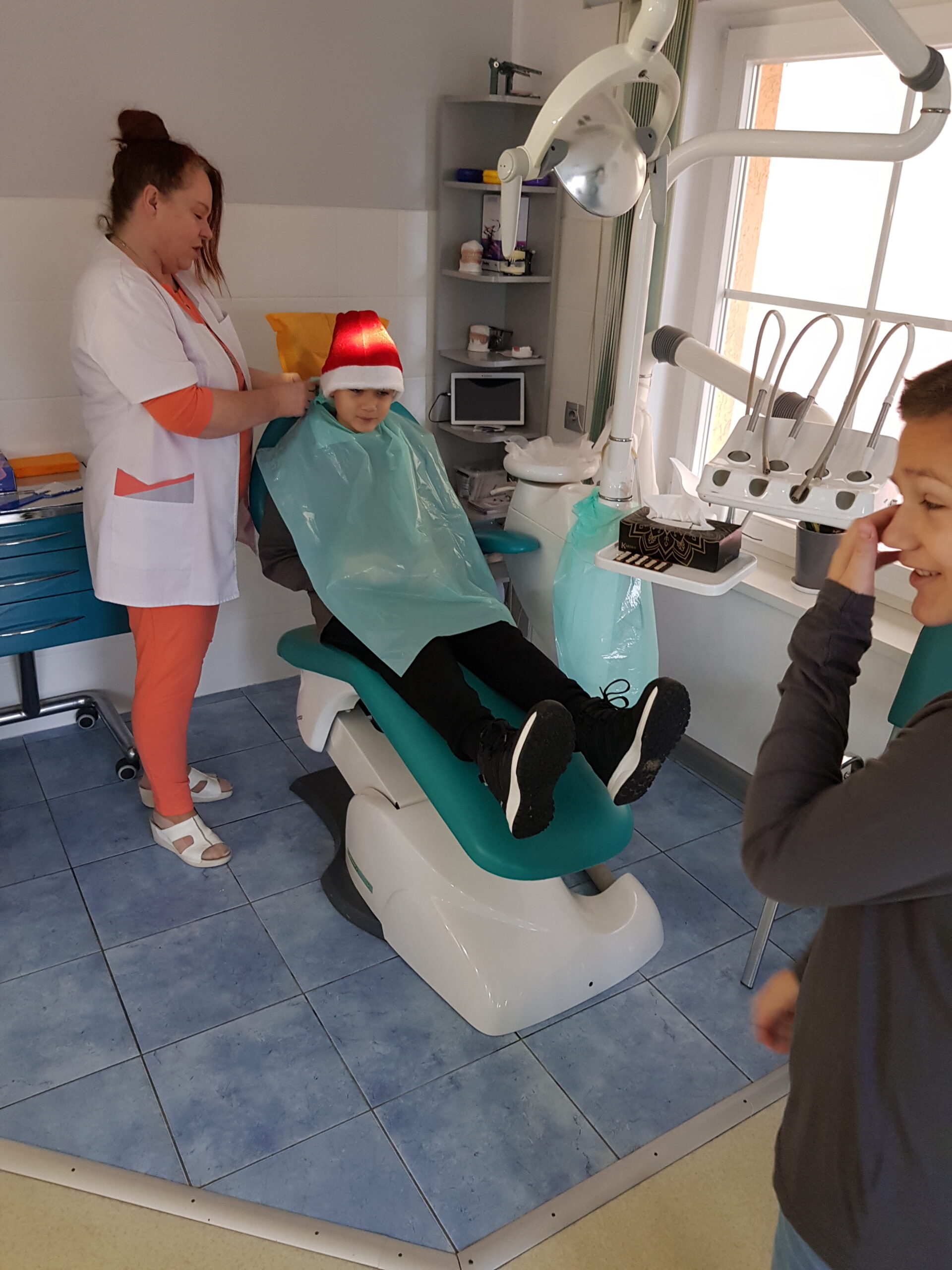 Zdjęcie przedstawia uczniów klasy 7a podczas wycieczki do gabinetu stomatologicznego.