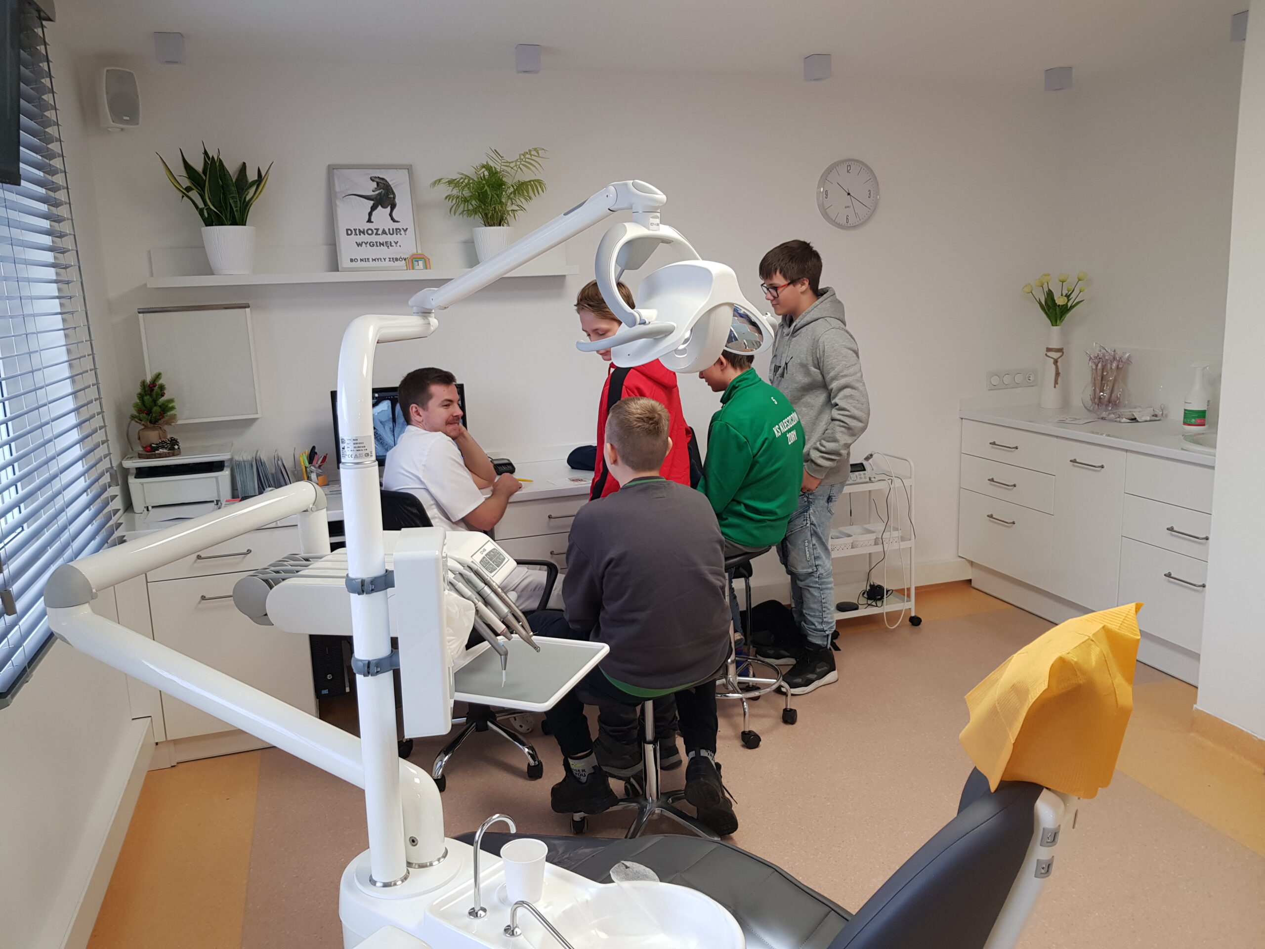 Zdjęcie przedstawia uczniów klasy 7a podczas wycieczki do gabinetu stomatologicznego.