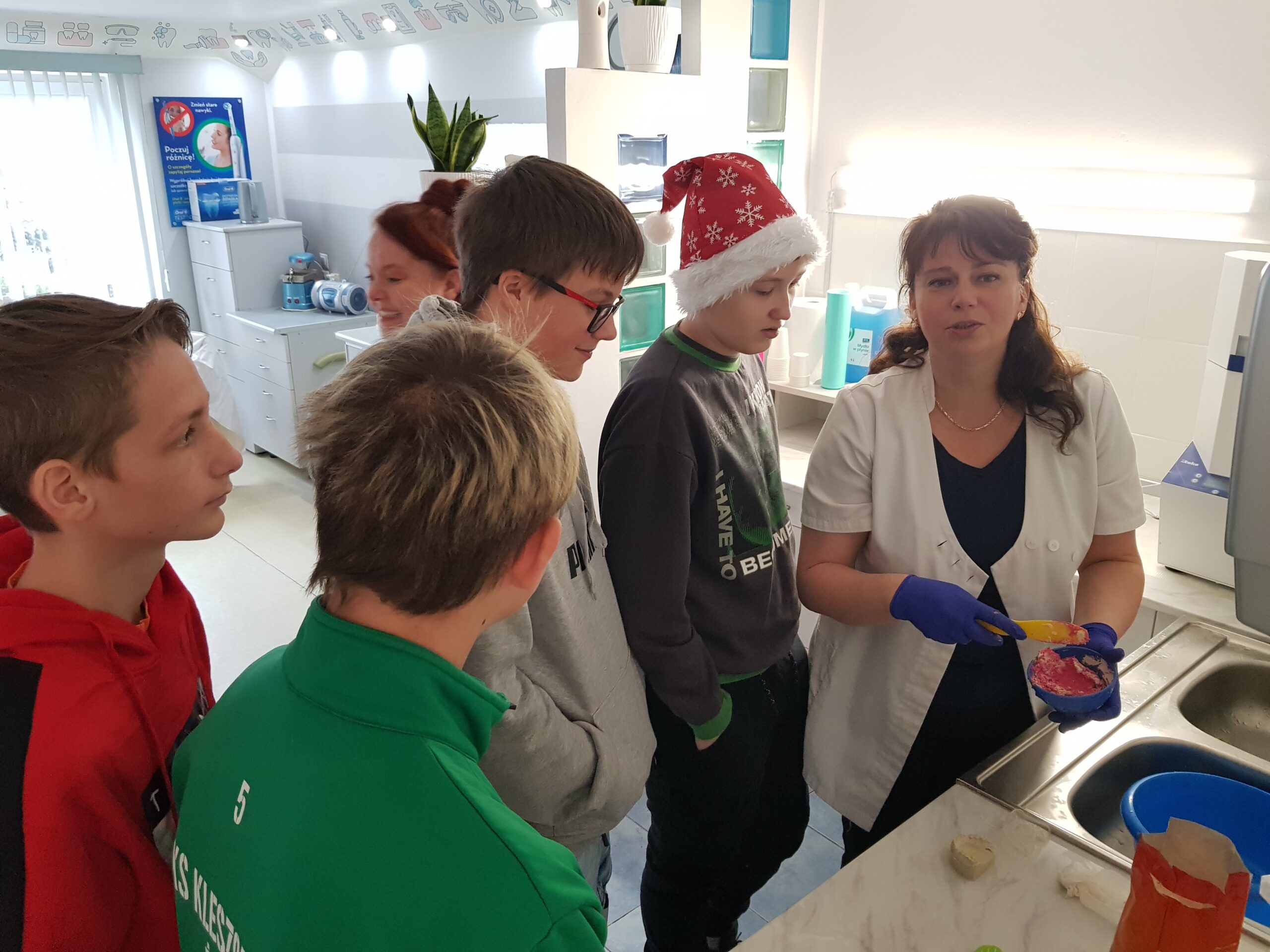 Zdjęcie przedstawia uczniów klasy 7a podczas wycieczki do gabinetu stomatologicznego.