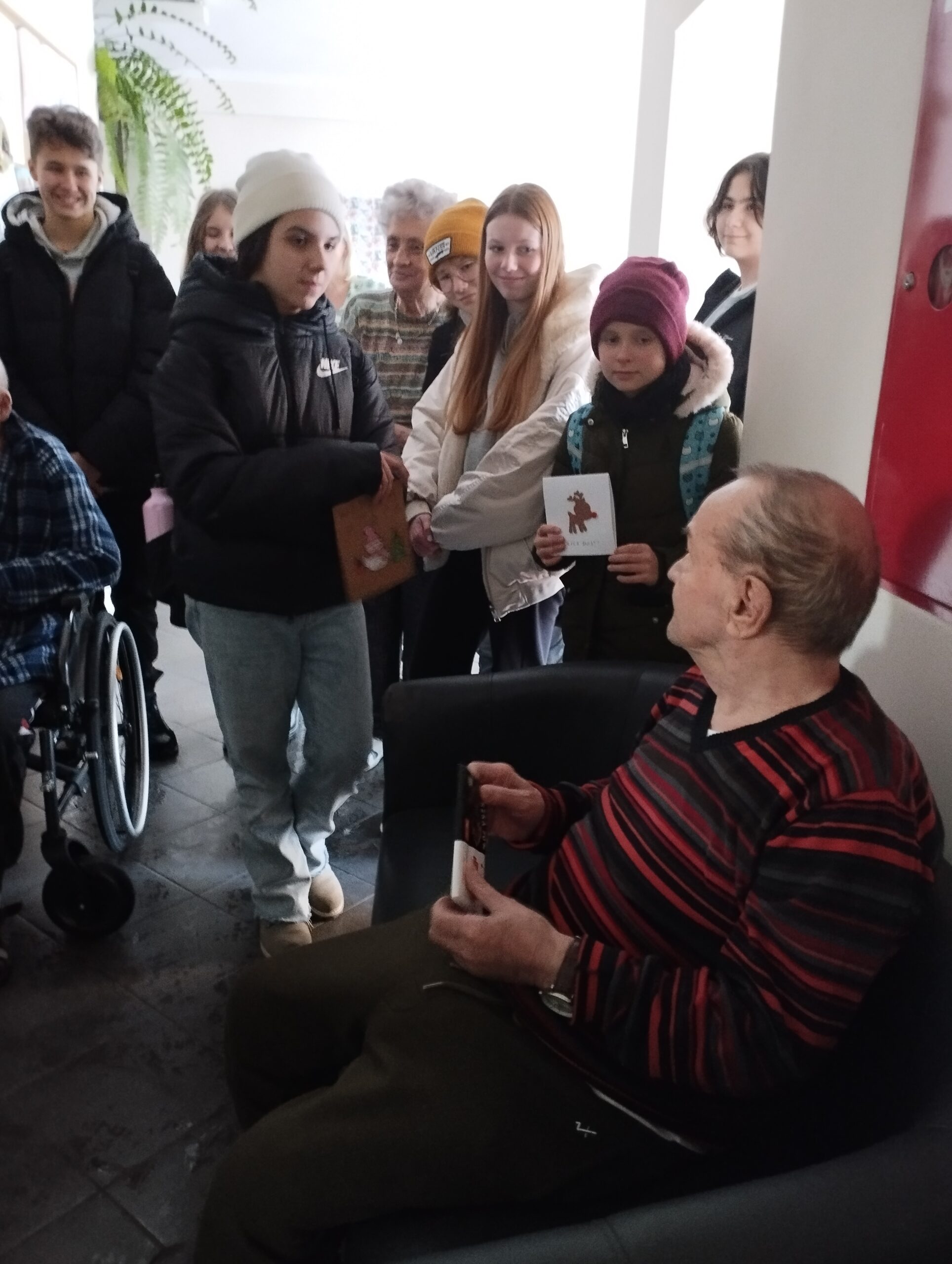 Zdjęcie przedstawia uczniów szkolnego koła wolontariatu i podopiecznych Domu Pomocy Społecznej w Żorach.