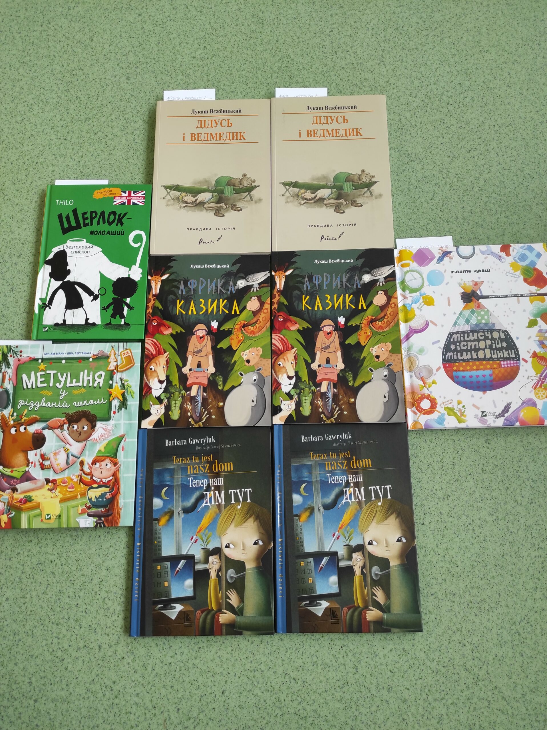 Zdjęcie przedstawia nowe propozycje litera­tu­ry dziecię­cej w języku ukraiń­skim dostęp­nej w szkolnej bibliotece.