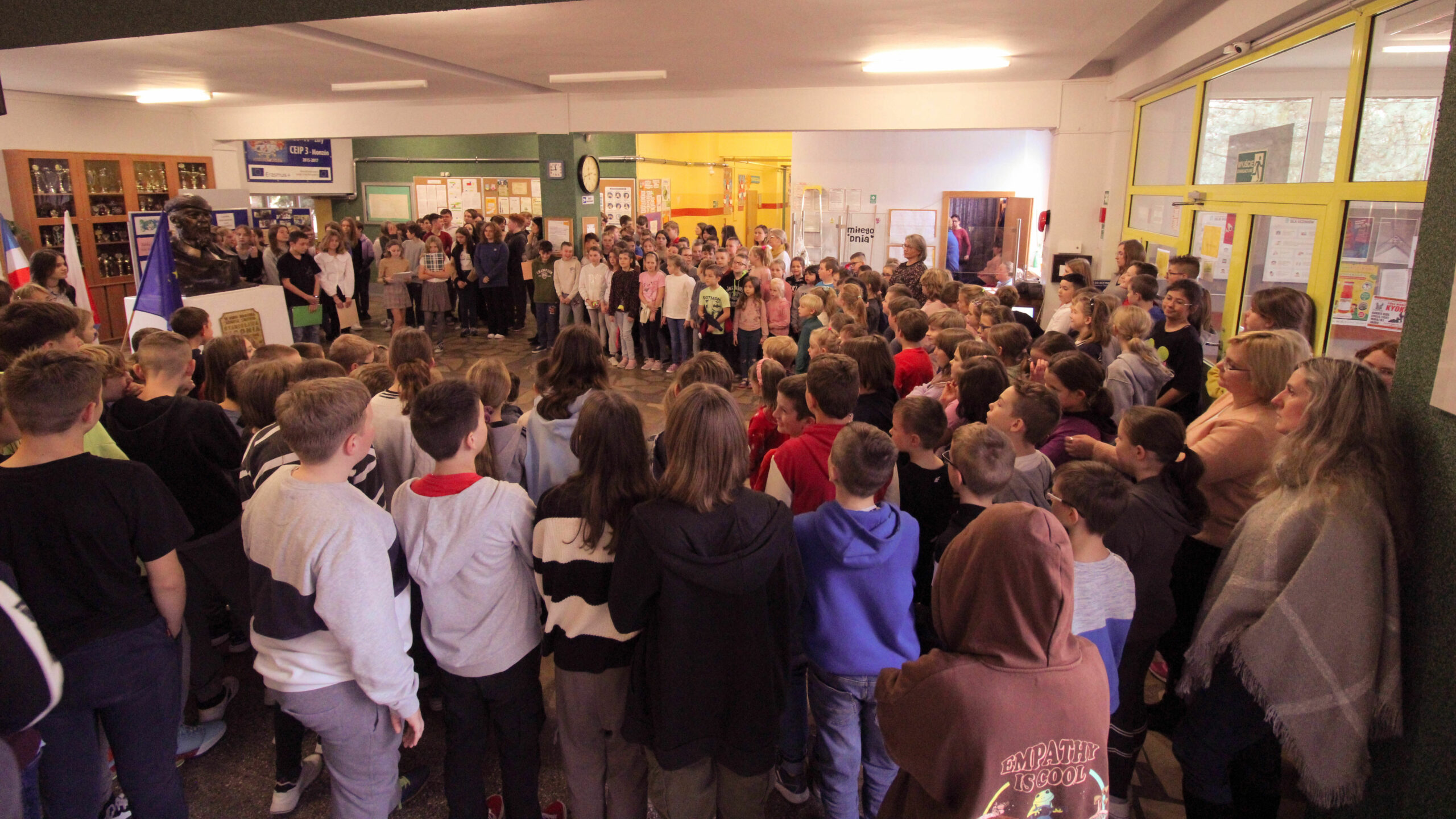 Zdjęcie przedstawia uczniów szkoły podczas uroczystego apelu z okazji Międzynarodowego Dnia Wolontariusza.