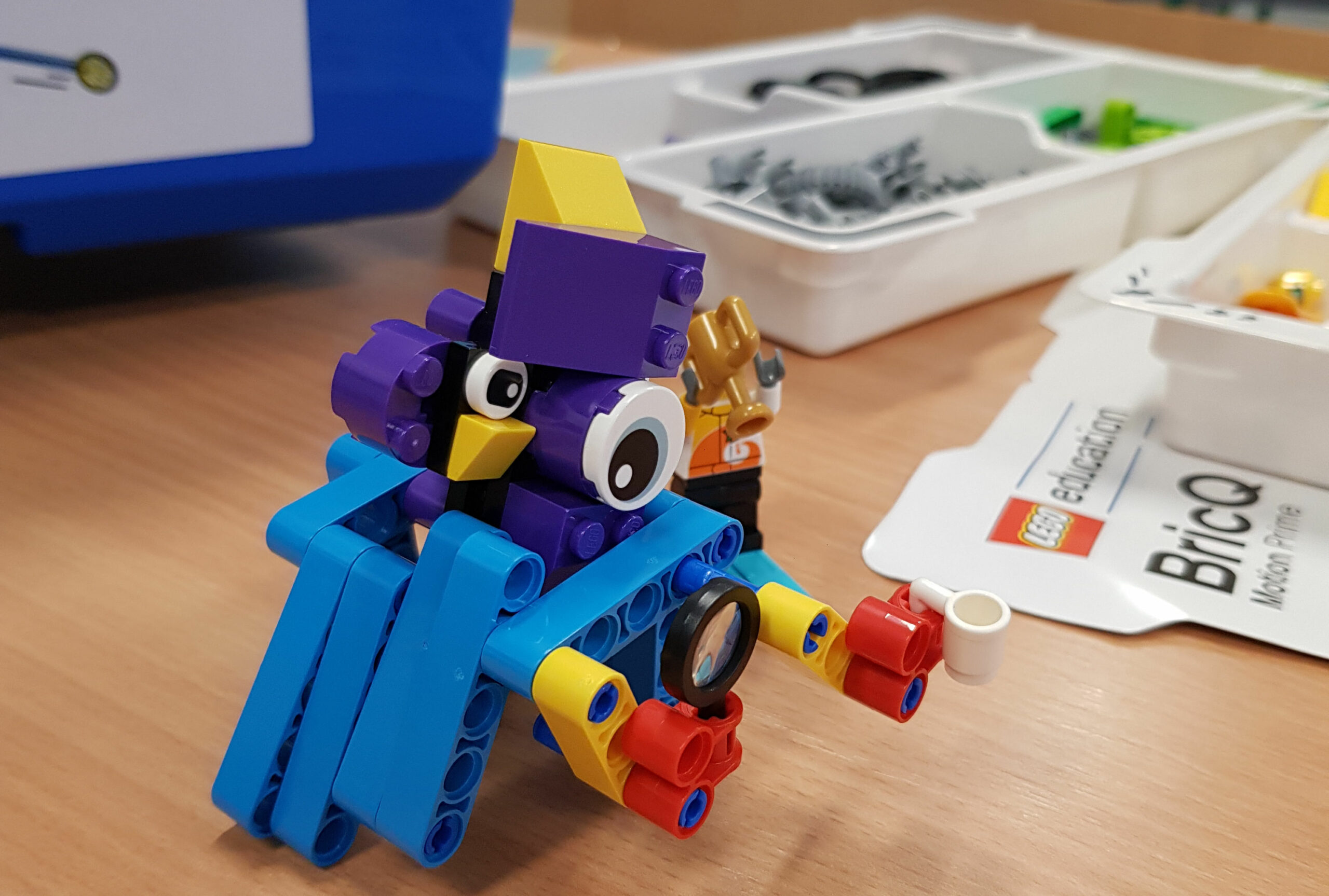 Zdjęcie przedstawia pracę uczniów, wykonanych z zestawami LEGO BricQ w ramach projektu #LaboratoriaPrzyszłości.