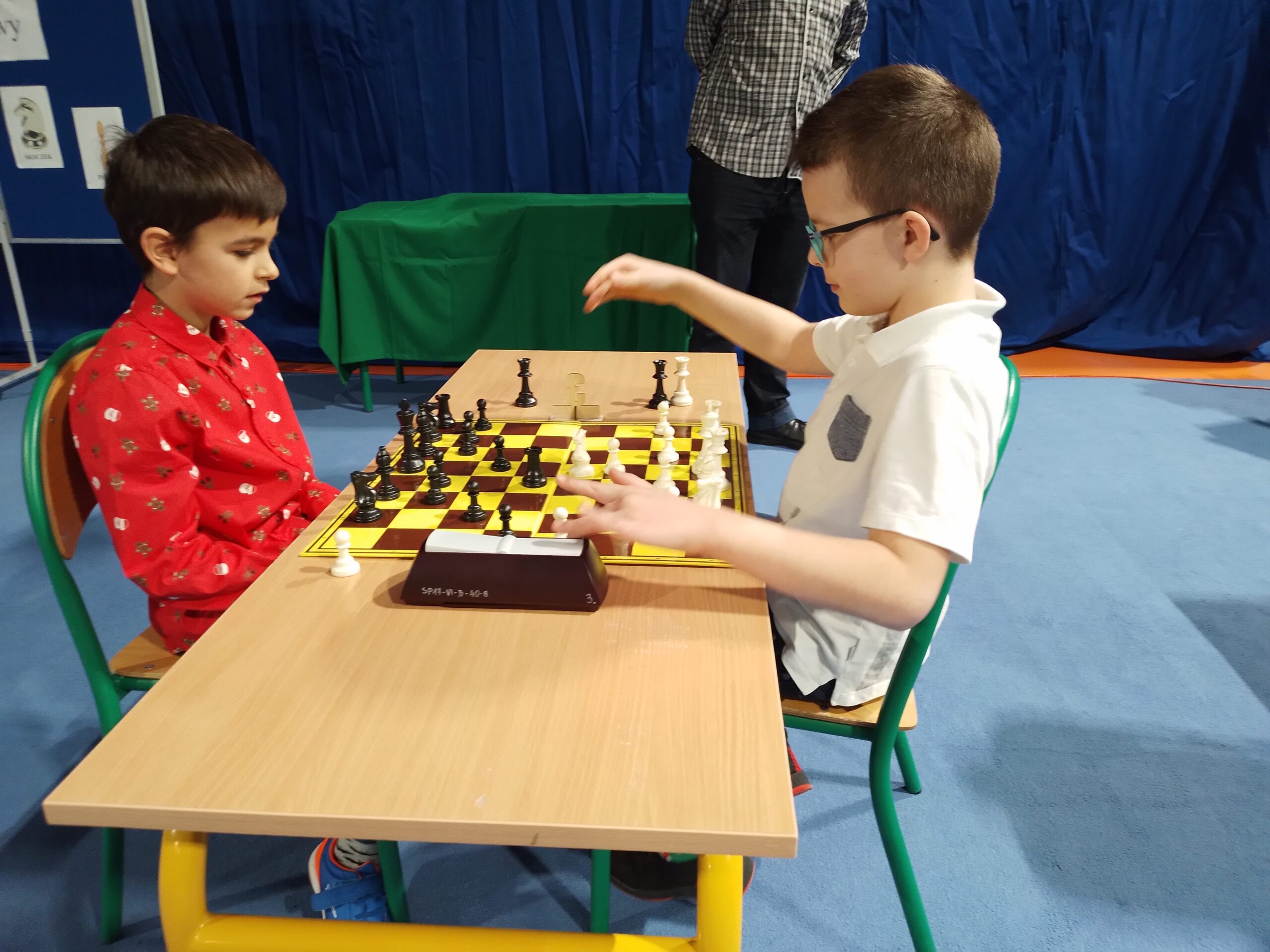 Uczestnicy turnieju podczas gry w szachy.