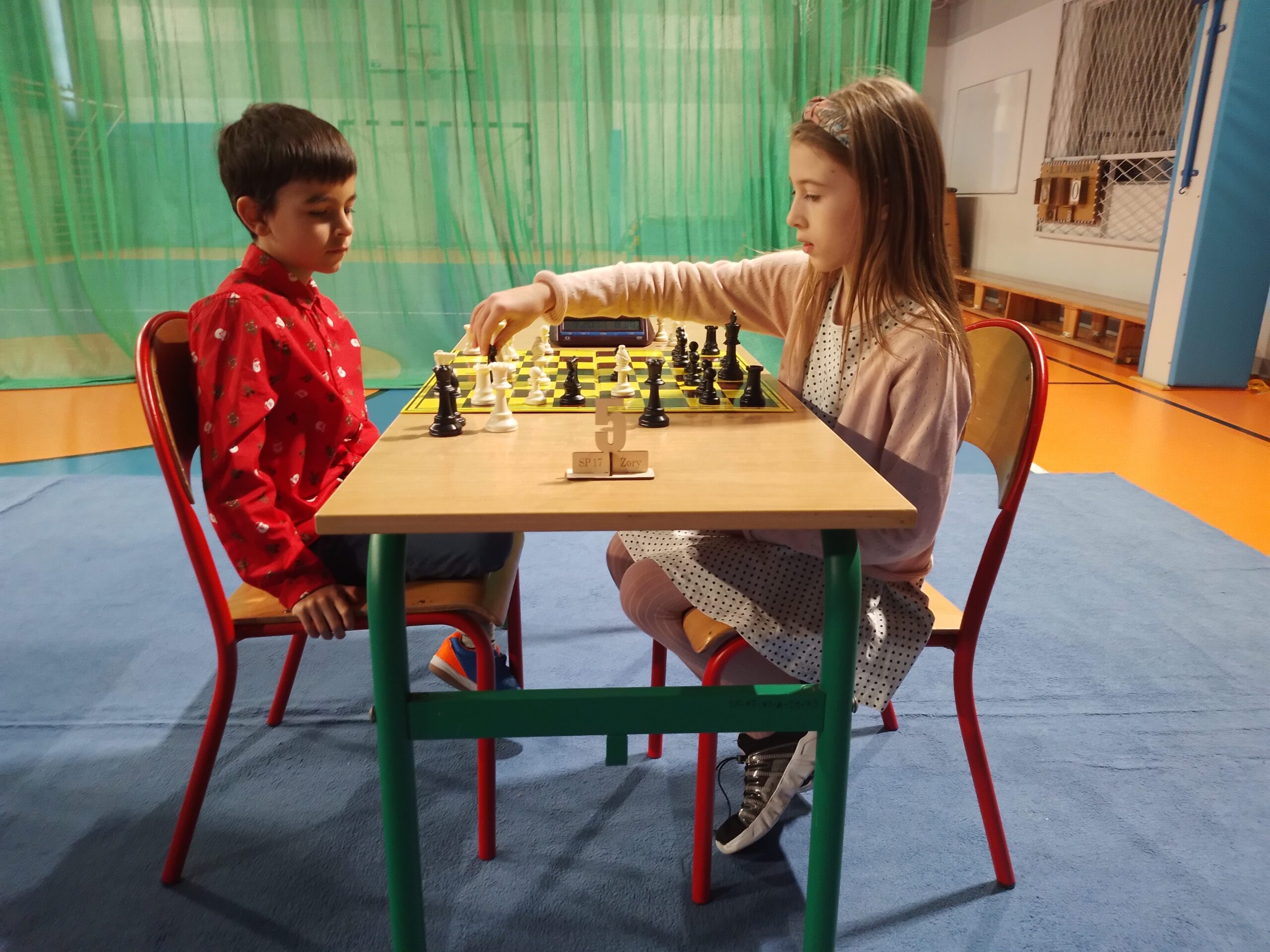 Uczestnicy turnieju podczas gry w szachy.