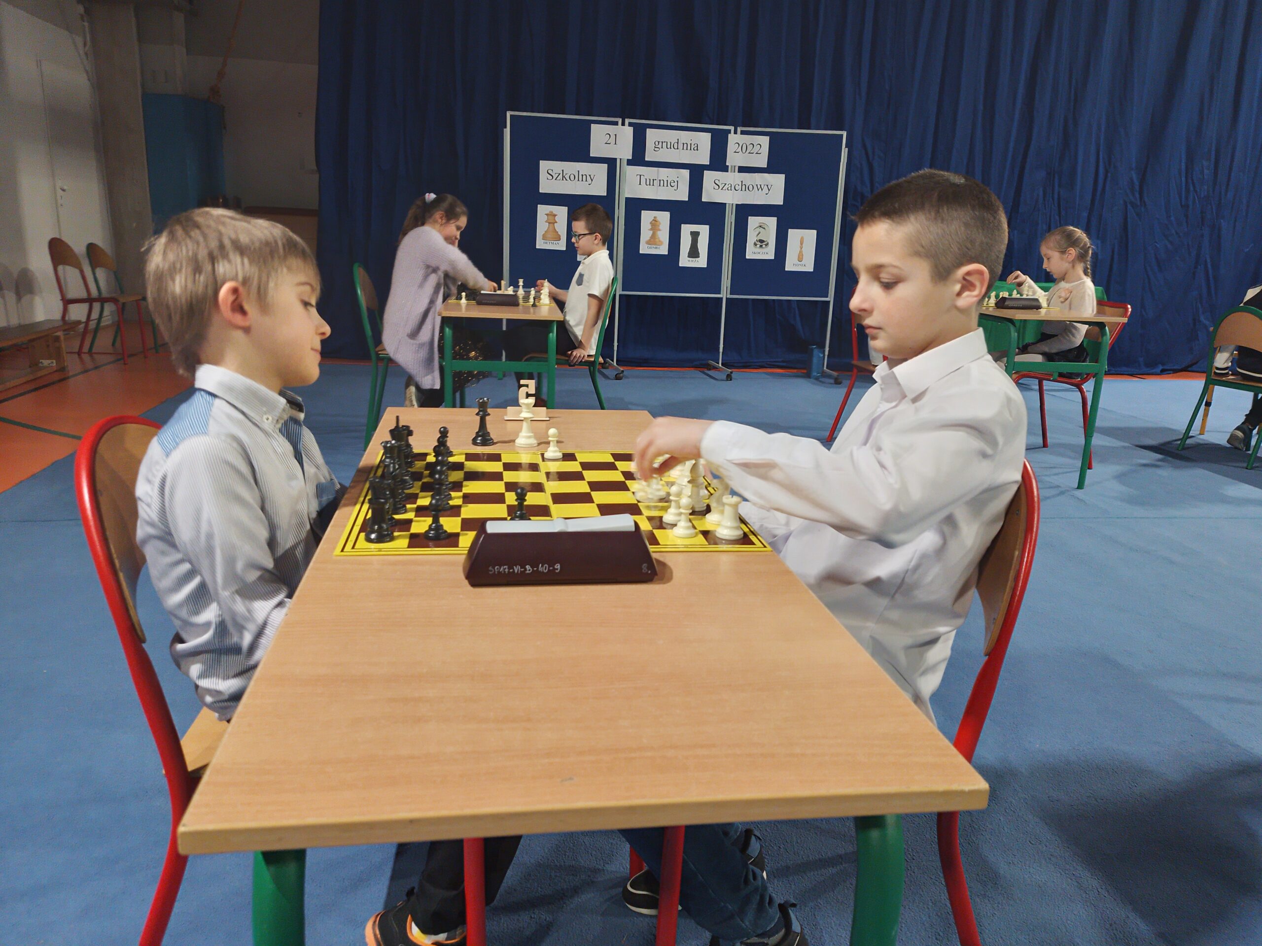 Uczestnicy turnieju podczas gry w szachy.