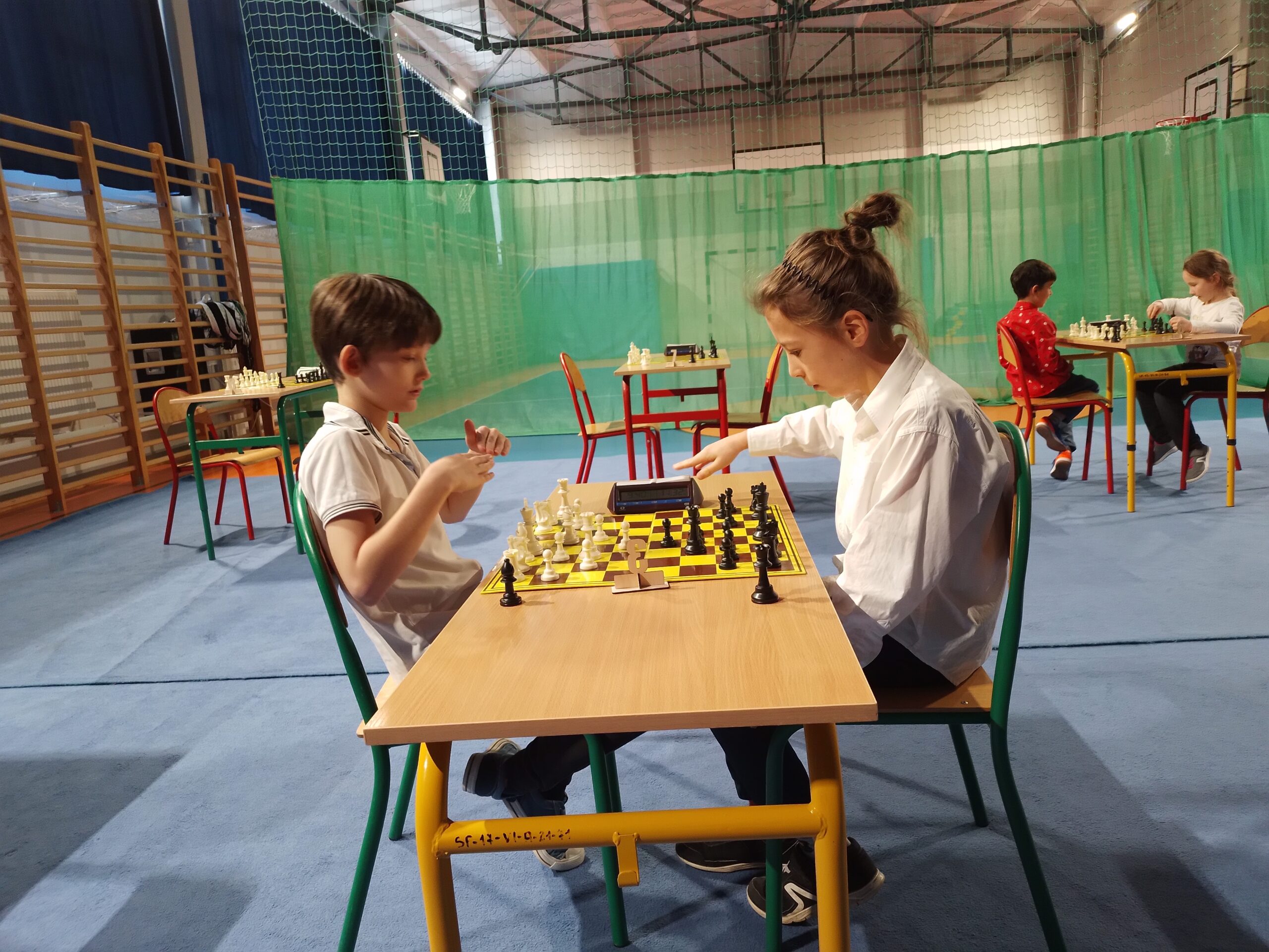 Uczestnicy turnieju podczas gry w szachy.