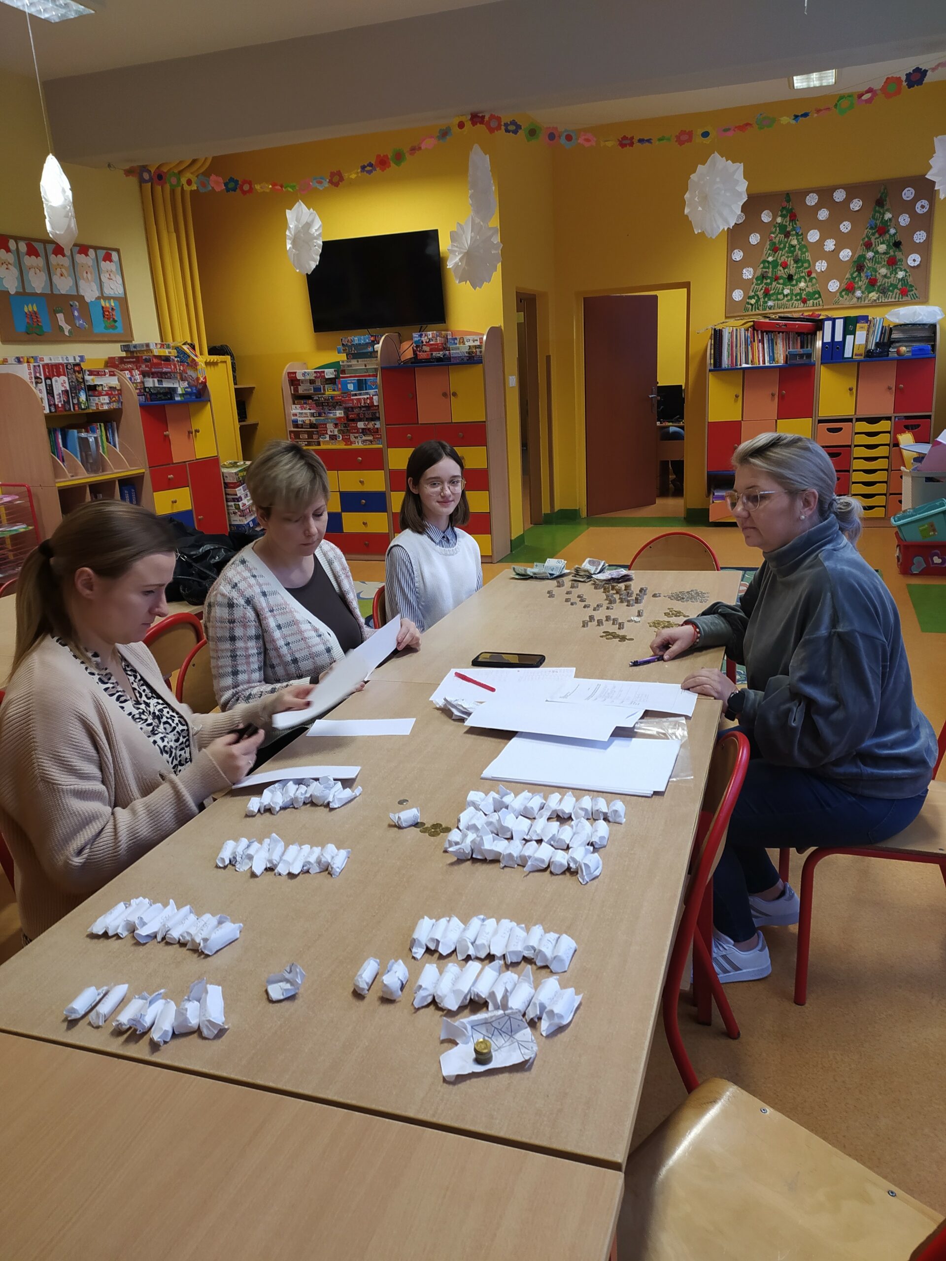 Członkowie klubu wolontariatu podczas liczenia pieniędzy ze zbiórki dla chorego Mikołaja.