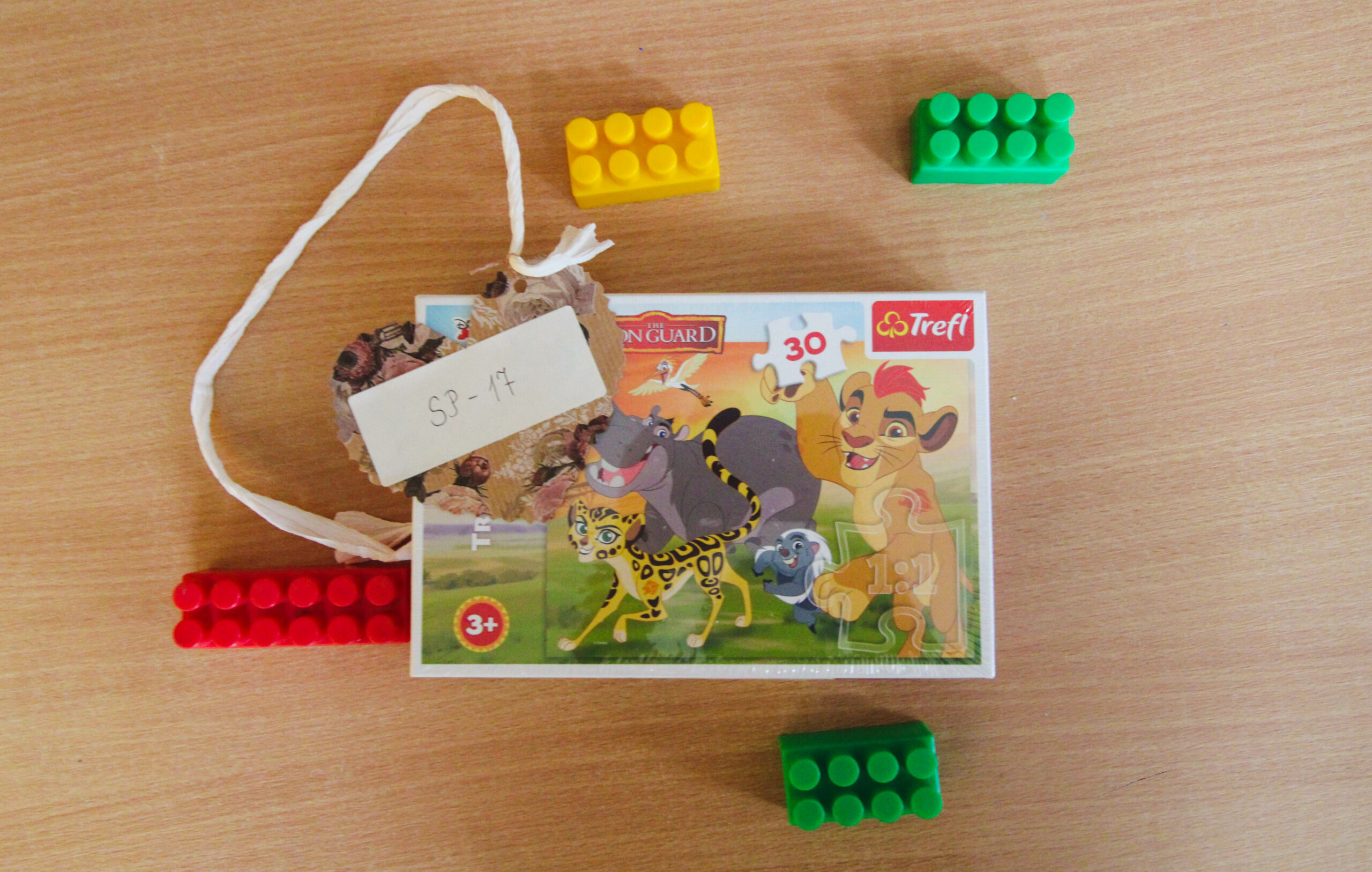 Nagrody za zdobycie pierwszego miejsca w Miejskim Konkursie Plastycznym dla Świetlic Szkolnych.