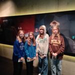 Zdjęcie przedstawia uczniów klas szóstych podczas wycieczki do Muzeum Ognia w Żorach.