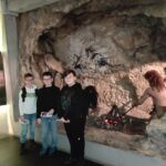 Zdjęcie przedstawia uczniów klas szóstych podczas wycieczki do Muzeum Ognia w Żorach.