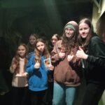 Zdjęcie przedstawia uczniów klas szóstych podczas wycieczki do Muzeum Ognia w Żorach.