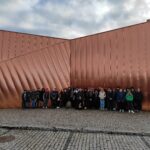 Zdjęcie przedstawia uczniów klas szóstych podczas wycieczki do Muzeum Ognia w Żorach.