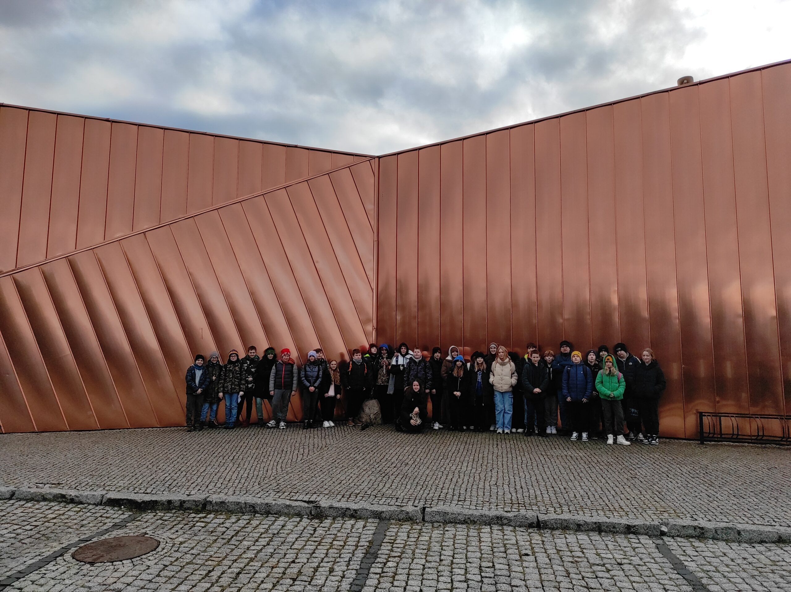 Zdjęcie przedstawia uczniów klas szóstych podczas wycieczki do Muzeum Ognia w Żorach.