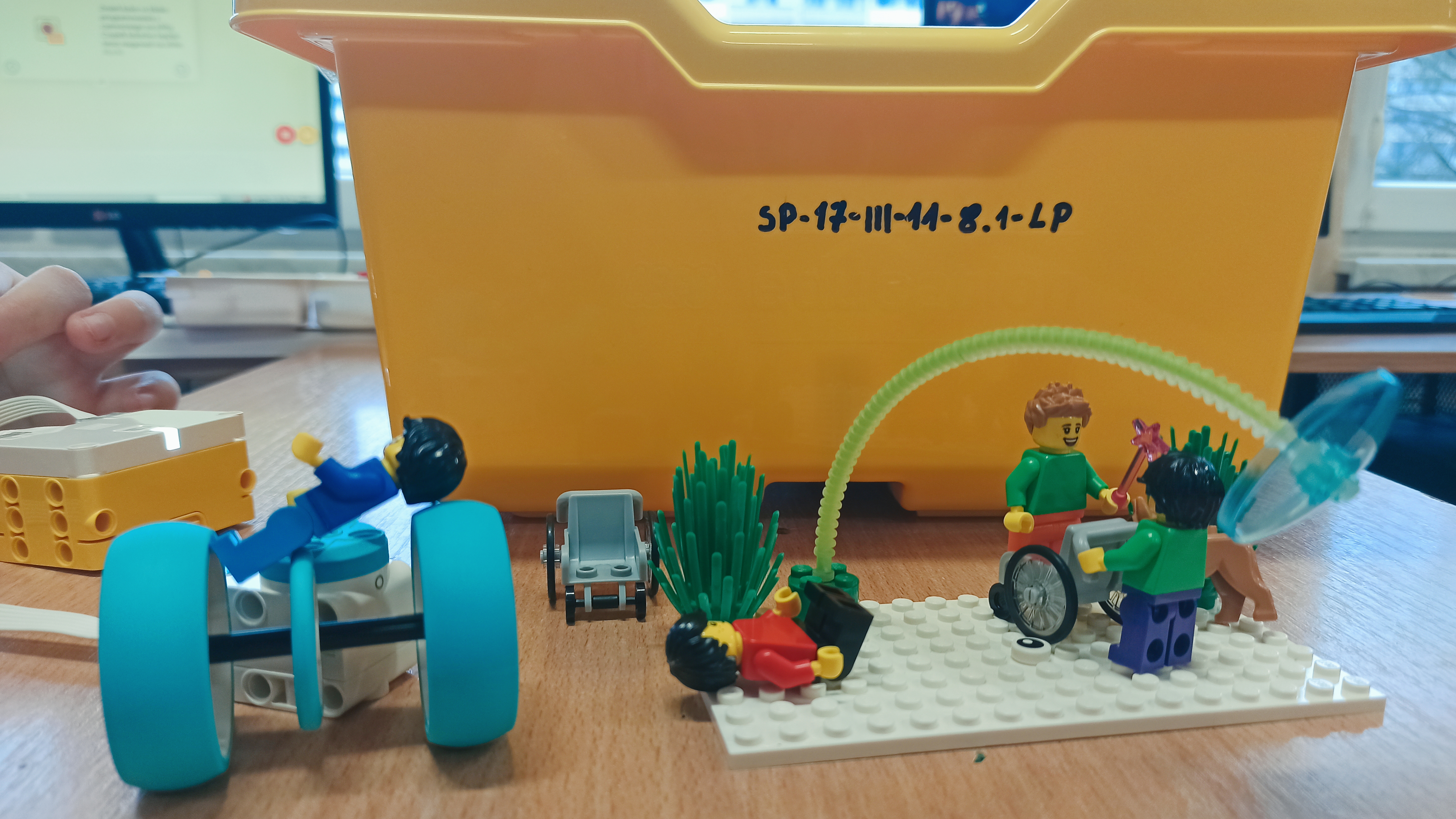 Zdjęcie przedstawia elementy zestawu LEGO SPIKE