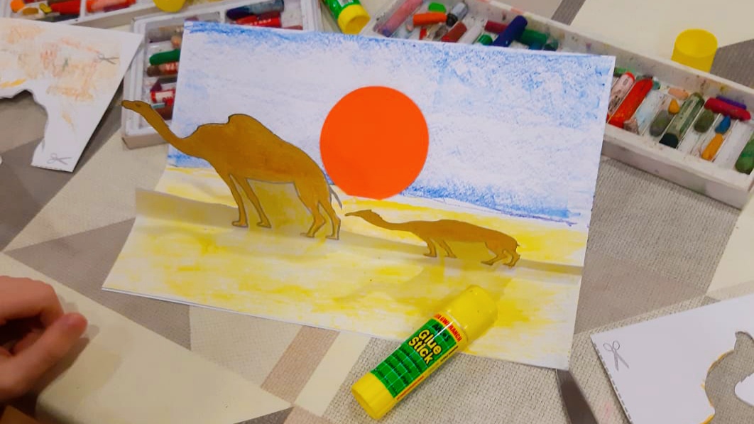 Zdjęcie główne przedstawia jedną z prac plastycznych.