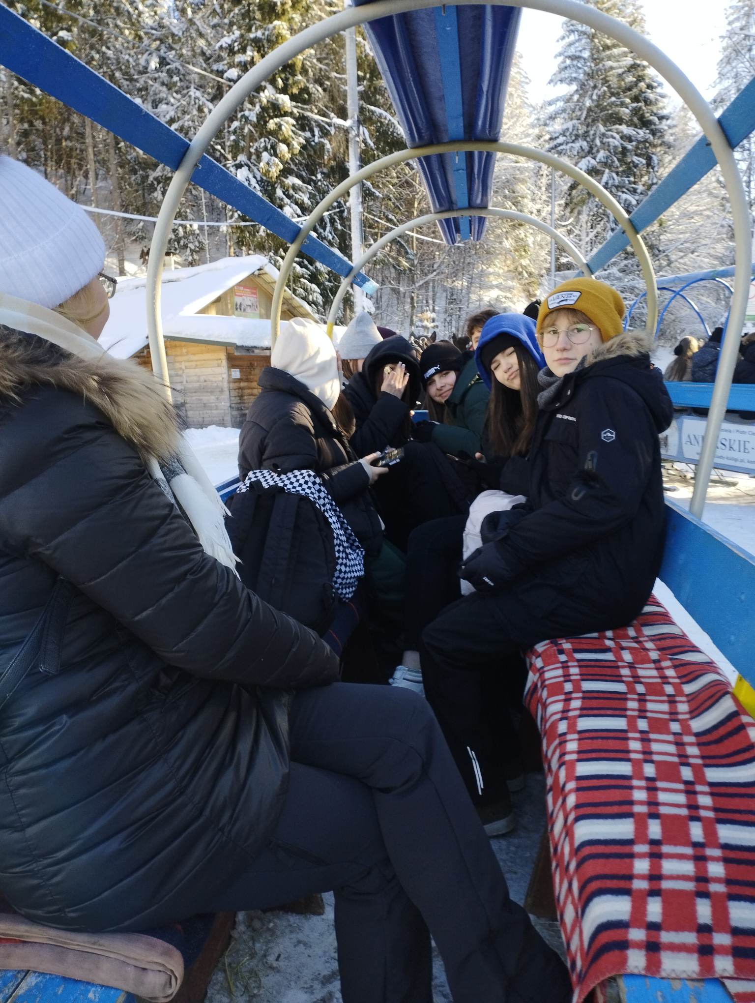 Zdjęcie przedstawia uczniów klasy ósmych podczas kuligu w Wiśle Czarne. 