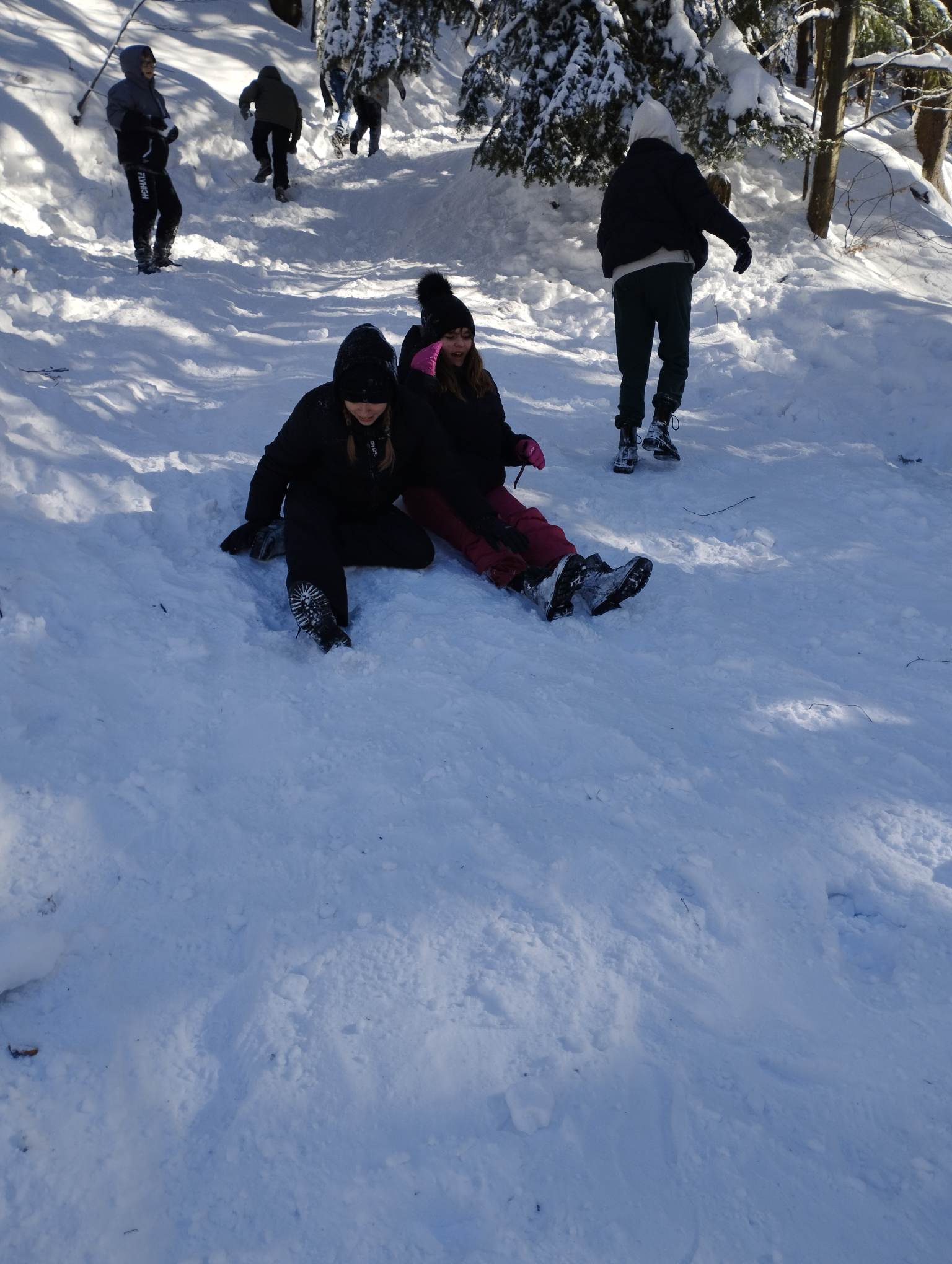 Zdjęcie przedstawia uczniów klasy ósmych podczas kuligu w Wiśle Czarne. 