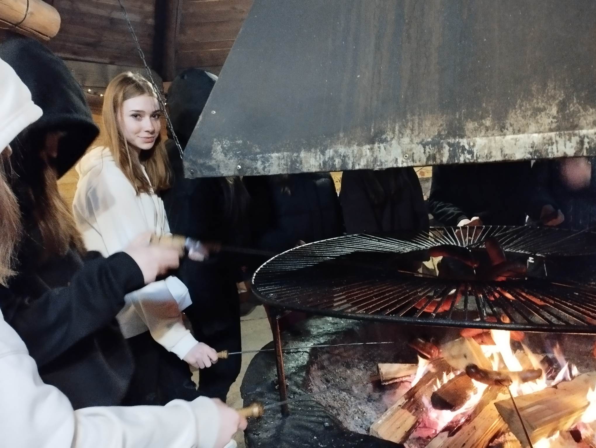 Zdjęcie przedstawia uczniów klasy ósmych podczas kuligu w Wiśle Czarne. 