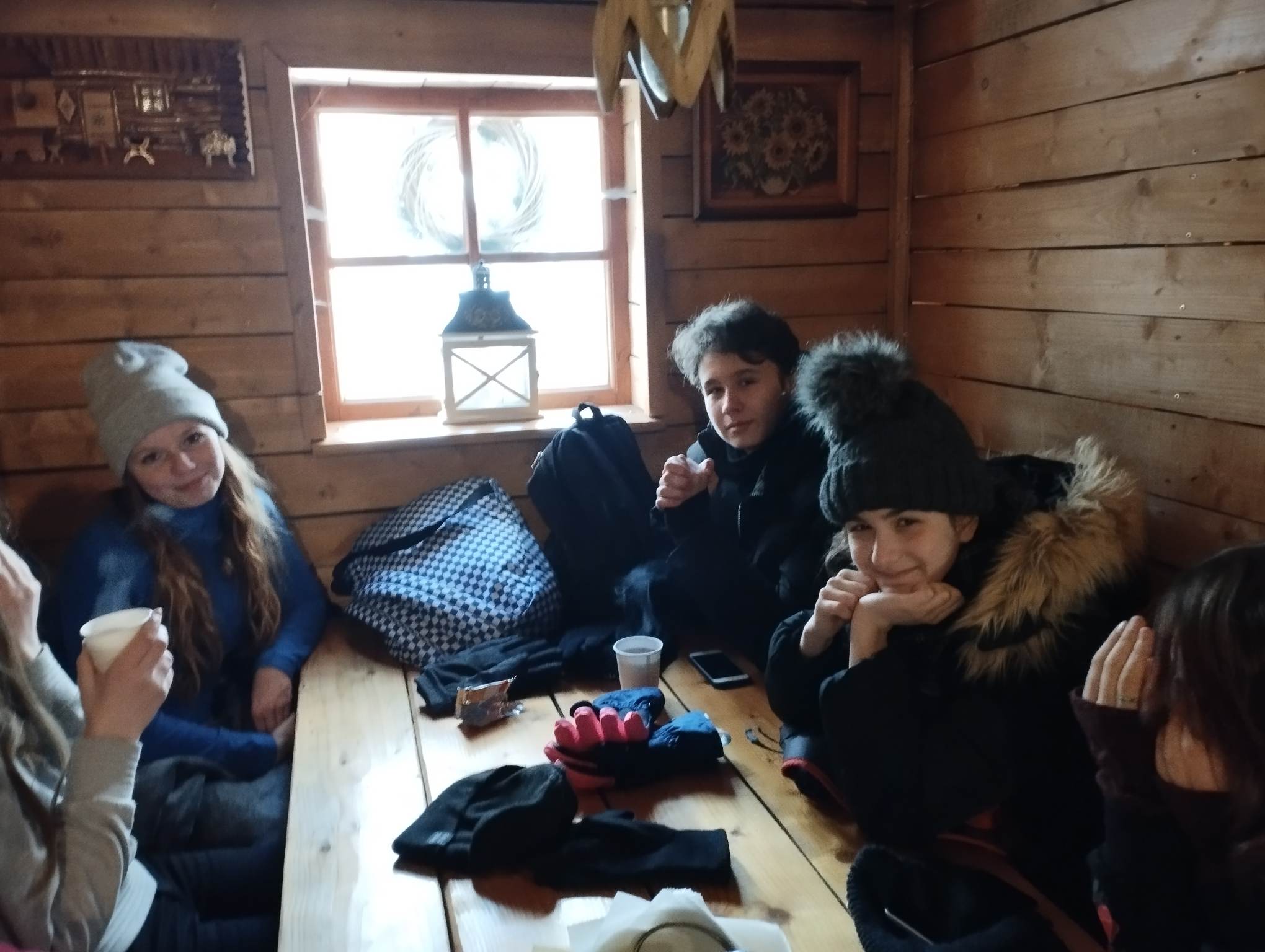 Zdjęcie przedstawia uczniów klasy ósmych podczas kuligu w Wiśle Czarne. 