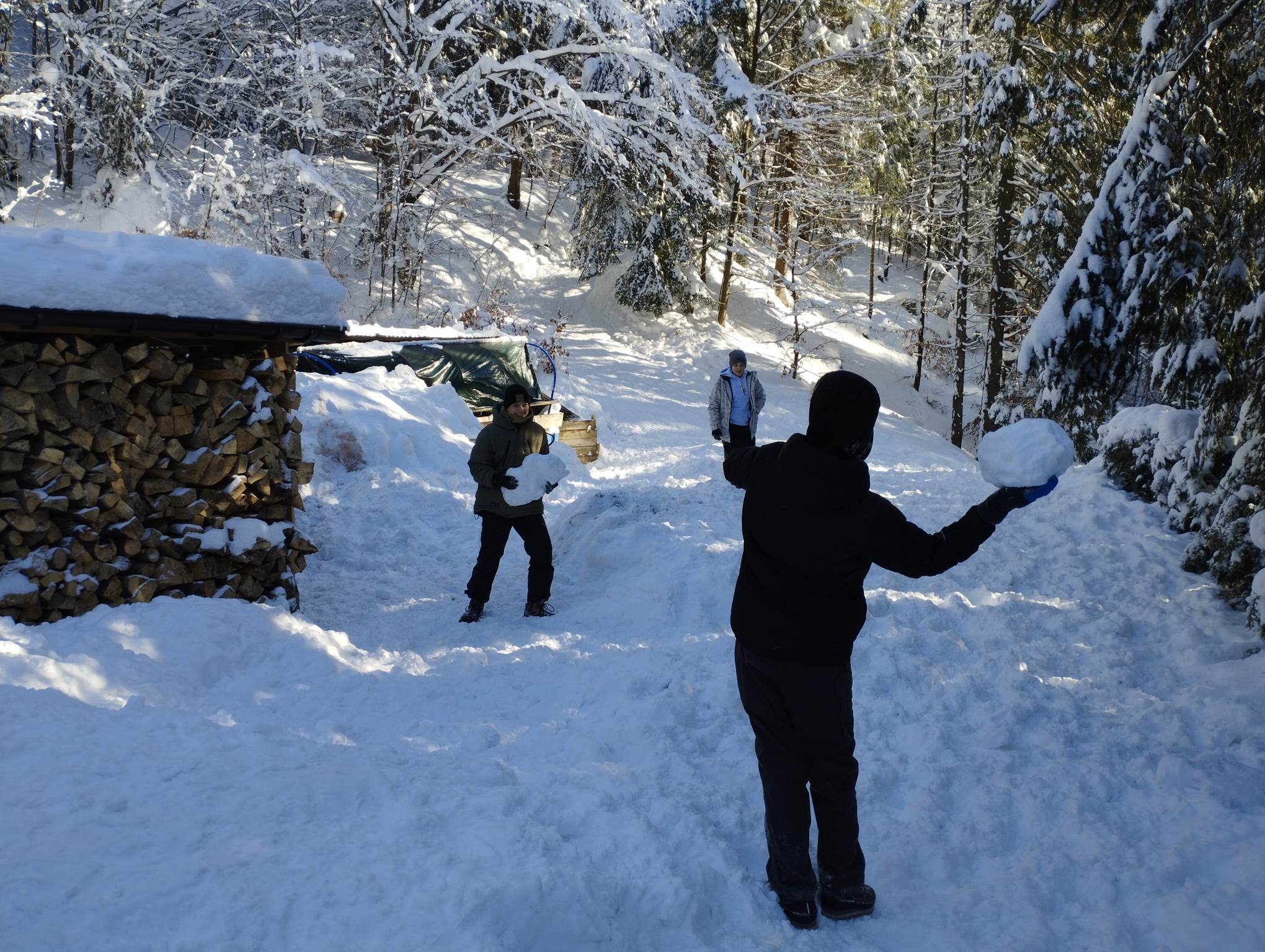 Zdjęcie przedstawia uczniów klasy ósmych podczas kuligu w Wiśle Czarne. 