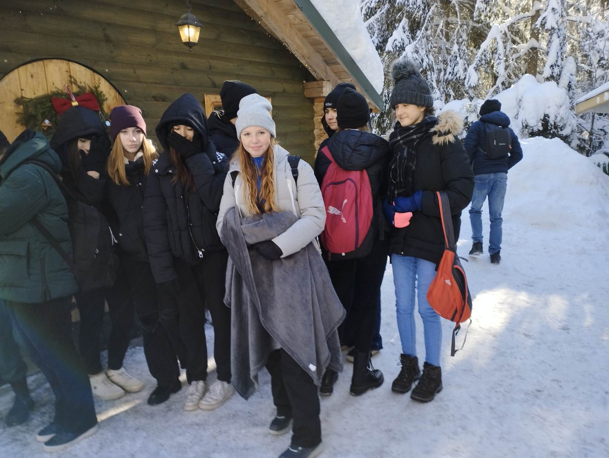 Zdjęcie przedstawia uczniów klasy ósmych podczas kuligu w Wiśle Czarne. 