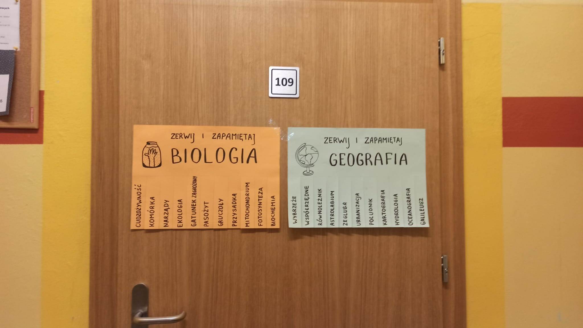 Zdjęcie przedstawia ogłoszenia wiszące na drzwiach sali biologicznej.