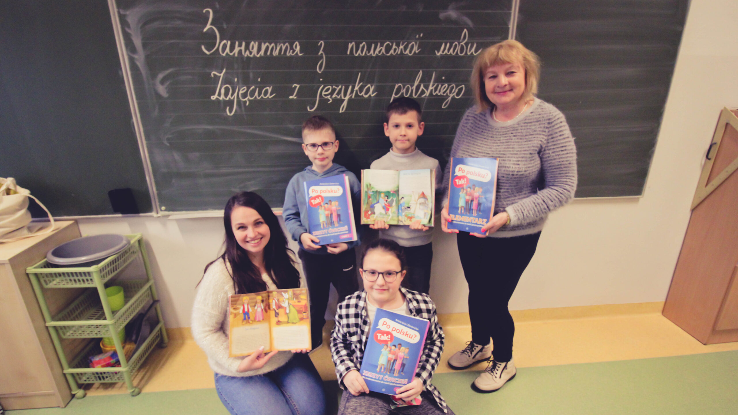 Zdjęcie przedstawia uczniów z Ukrainy w czasie zajęć z języka polskiego.