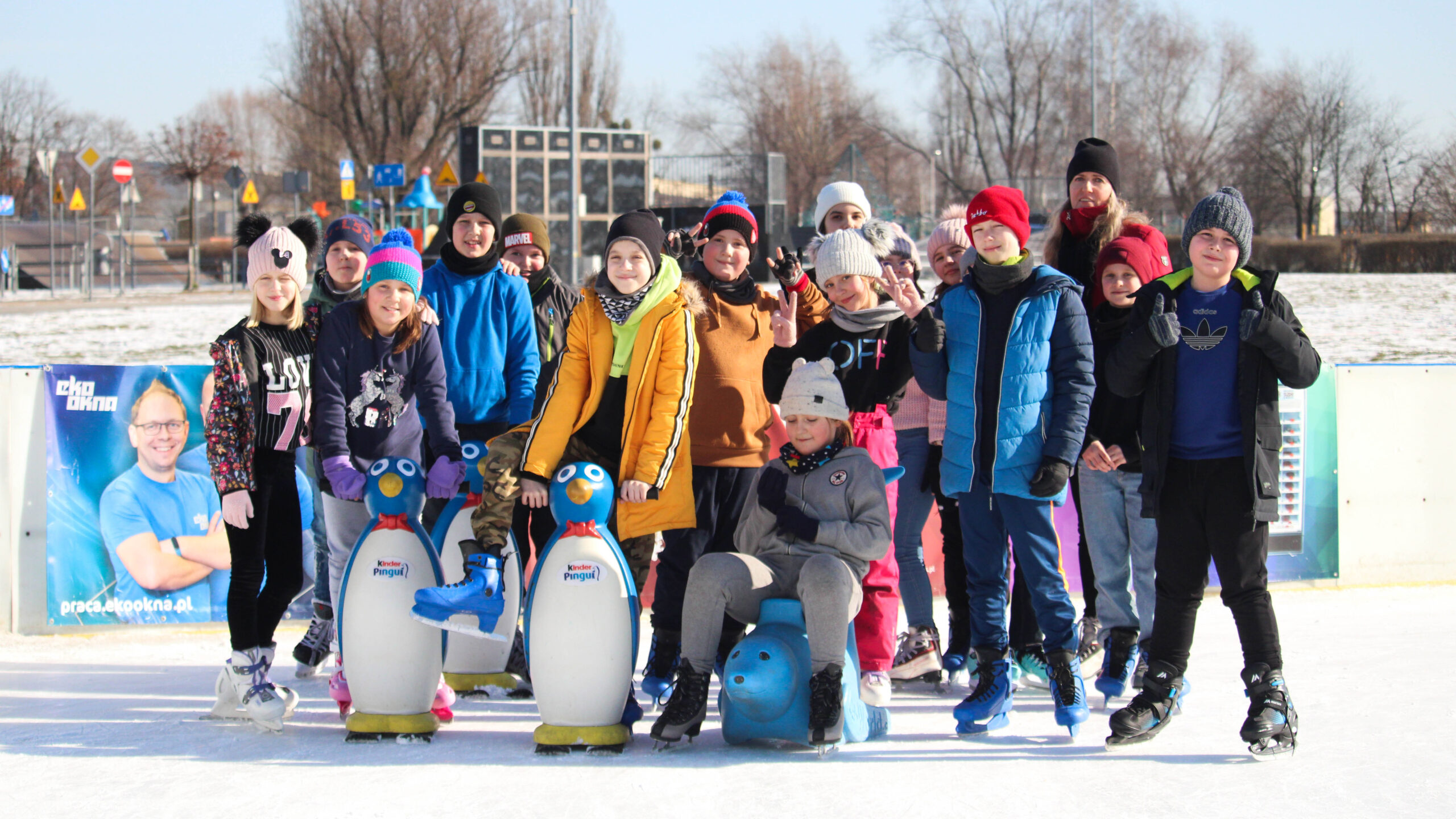 Zdjęcie przedstawia uczennice i uczniów klasy 4A w czasie zabawy na lodowisku.