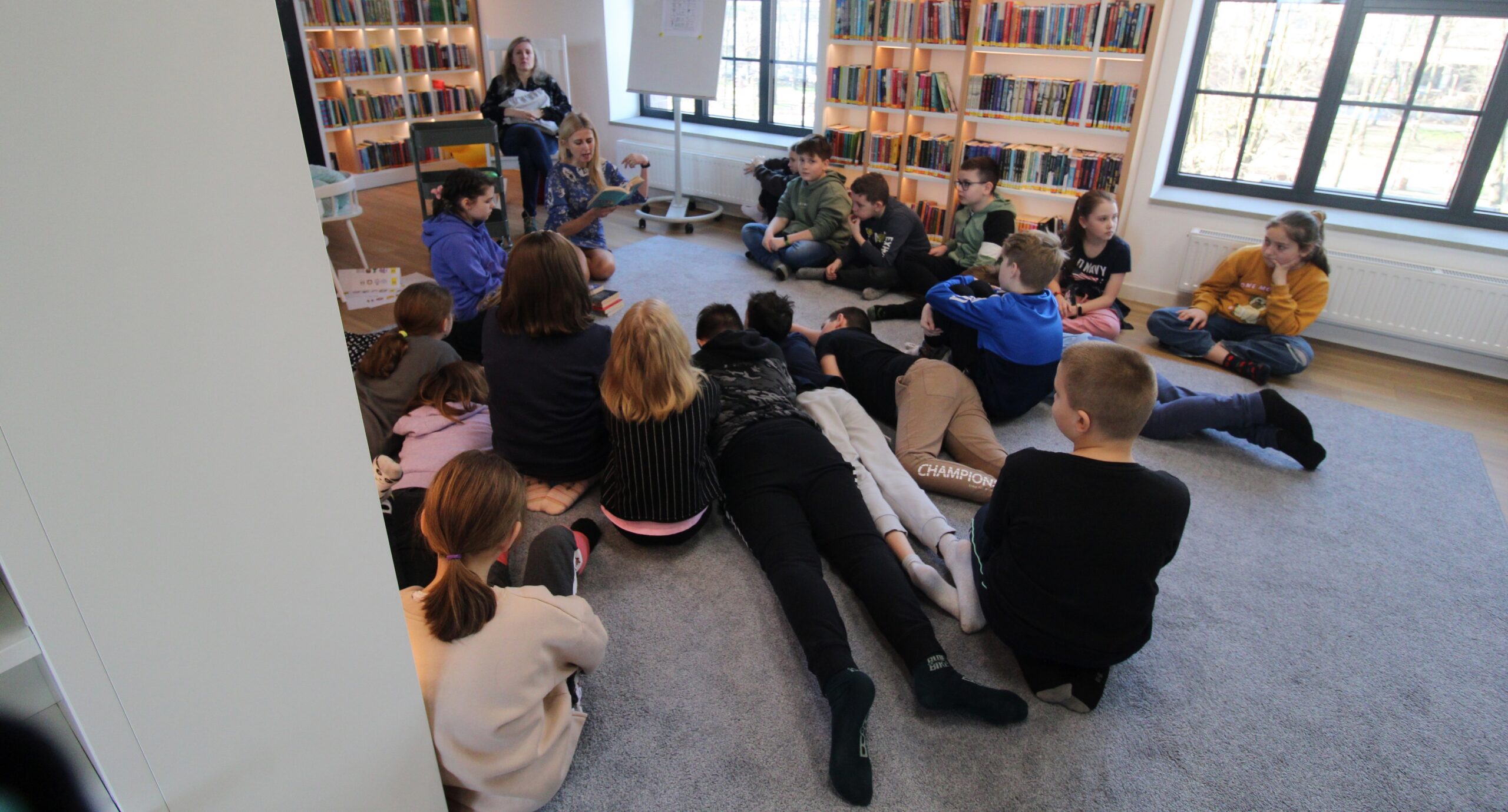 Uczniowie i uczennice w czasie warsztatów w MBP w Żorach.