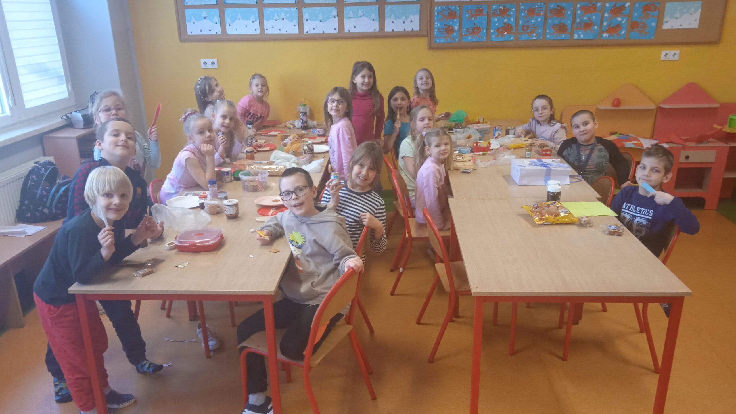 Uczniowie i uczennice robiący własne ciasteczka.