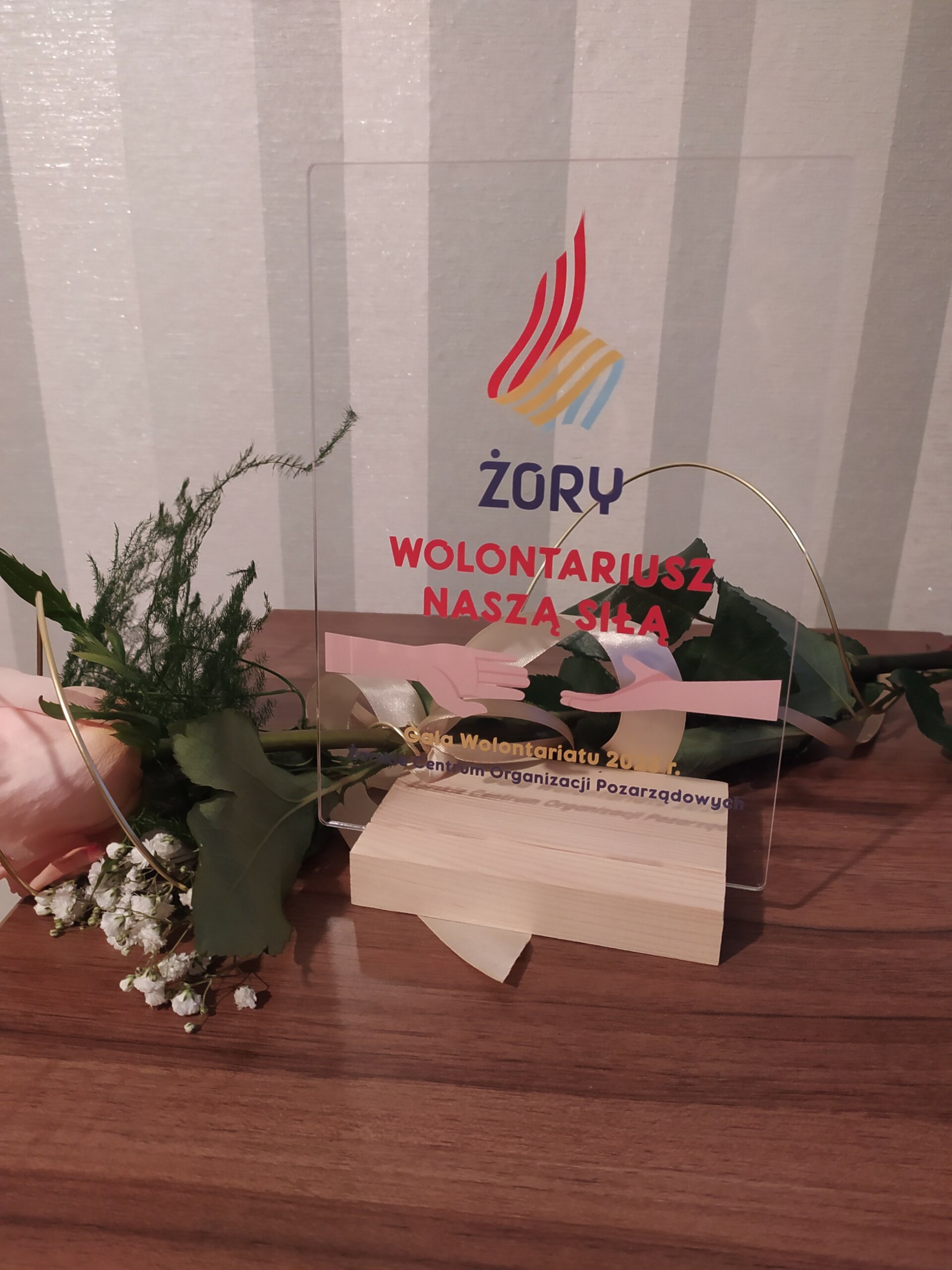 Gala Wolontariatu 2023 organizowana przez Żorskie Centrum Organizacji Pozarządowych- statuetka dla szkoły