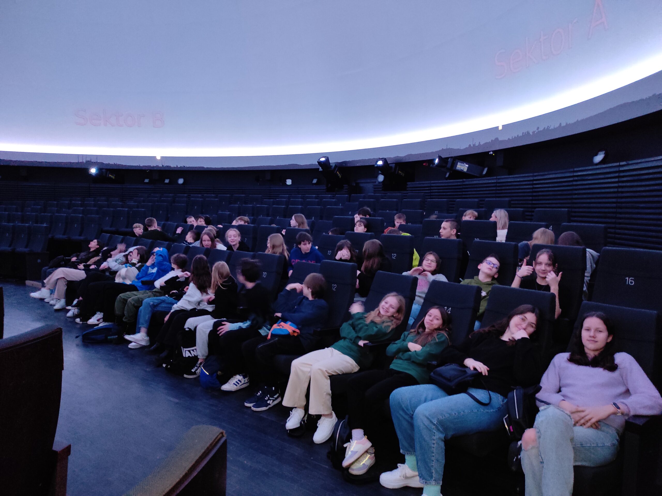 Uczniowie klas 6 podczas wycieczki do Planetarium w Chorzowie.