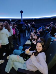 Uczniowie klas 6 podczas wycieczki do Planetarium w Chorzowie.