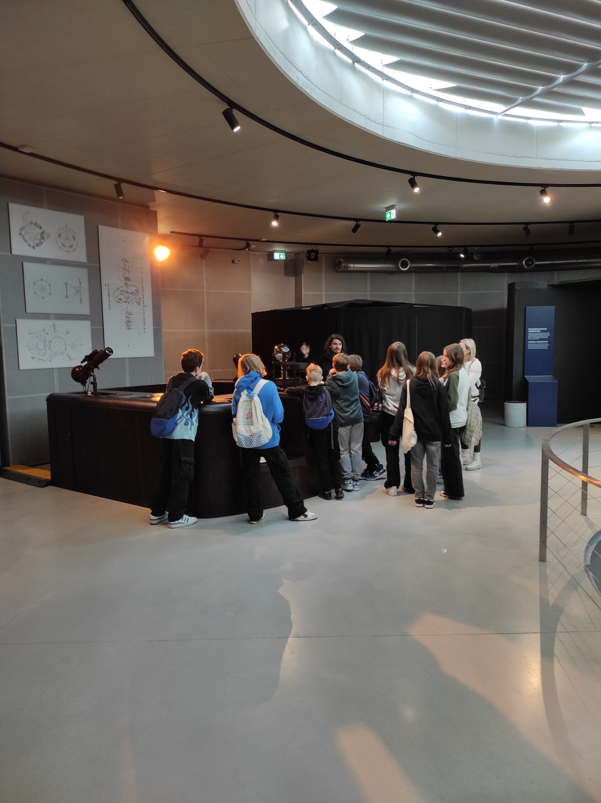 Uczniowie klas 6 podczas wycieczki do Planetarium w Chorzowie.