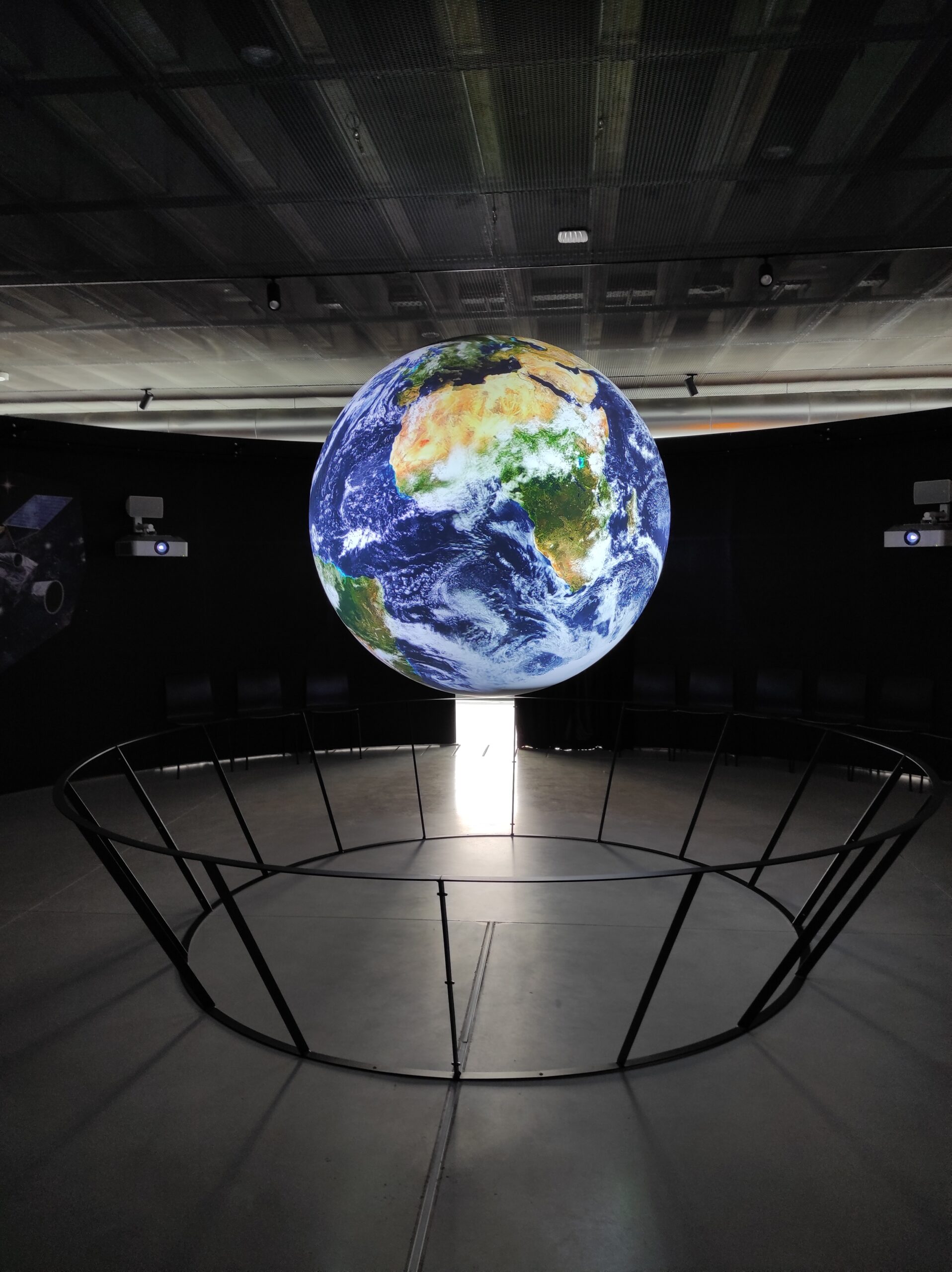 Ekspozycja ukazująca Ziemię.